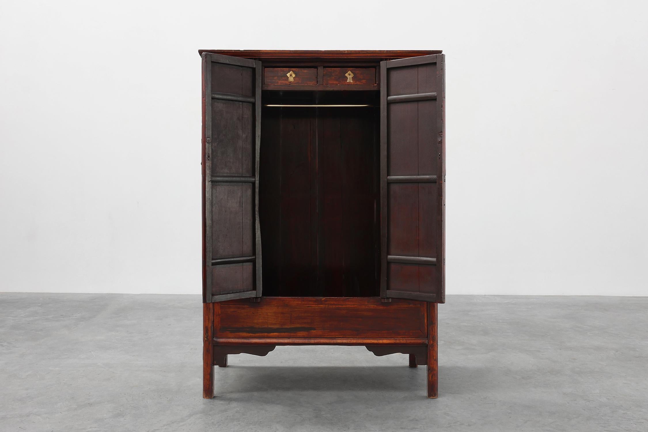 Große hölzerne chinesische 19. Jahrhundert Qing-Dynastie Hochzeit oder Tapering Kabinett im Angebot 2