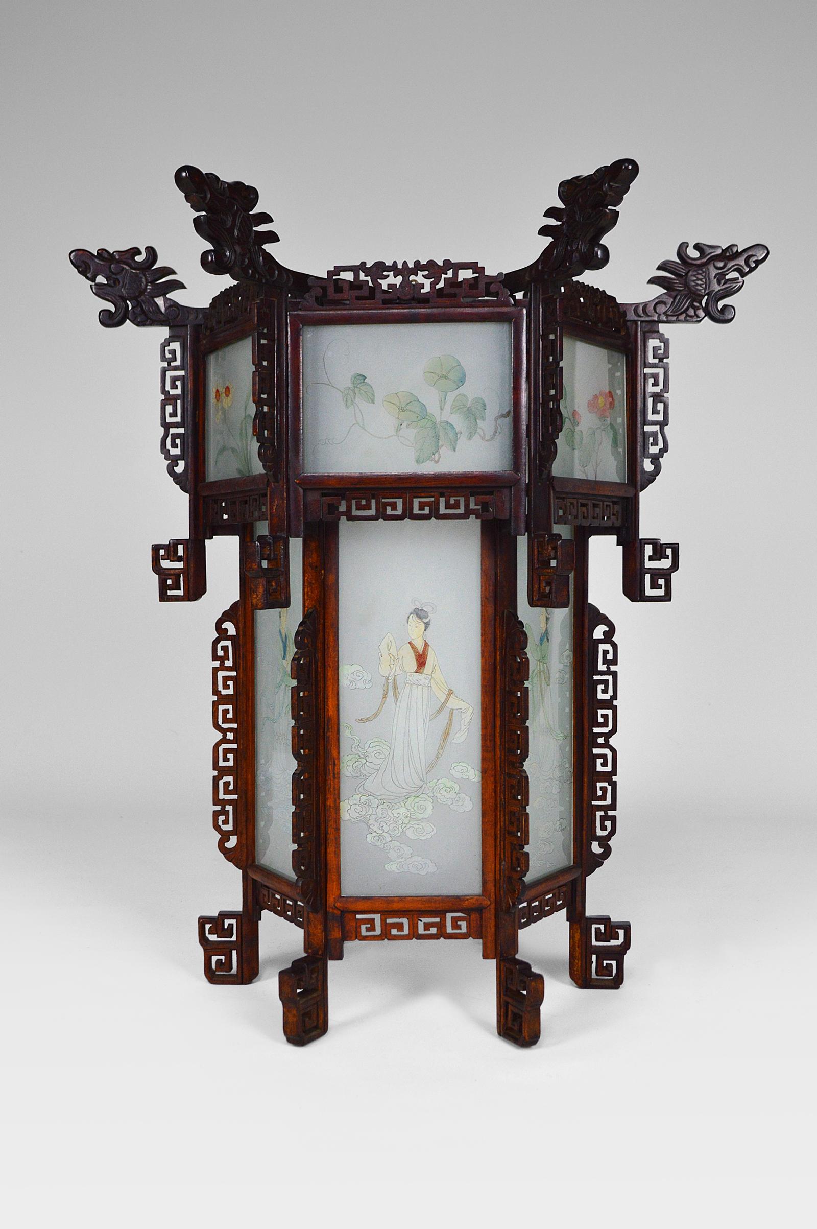 Superb large Asian lantern / chandelier / suspension.

Structure in solid wood carved with dragons and openwork. Glass plates painted with subjects of women and various flowers.

Asia, Southern China or former Indochina (Vietnam), circa