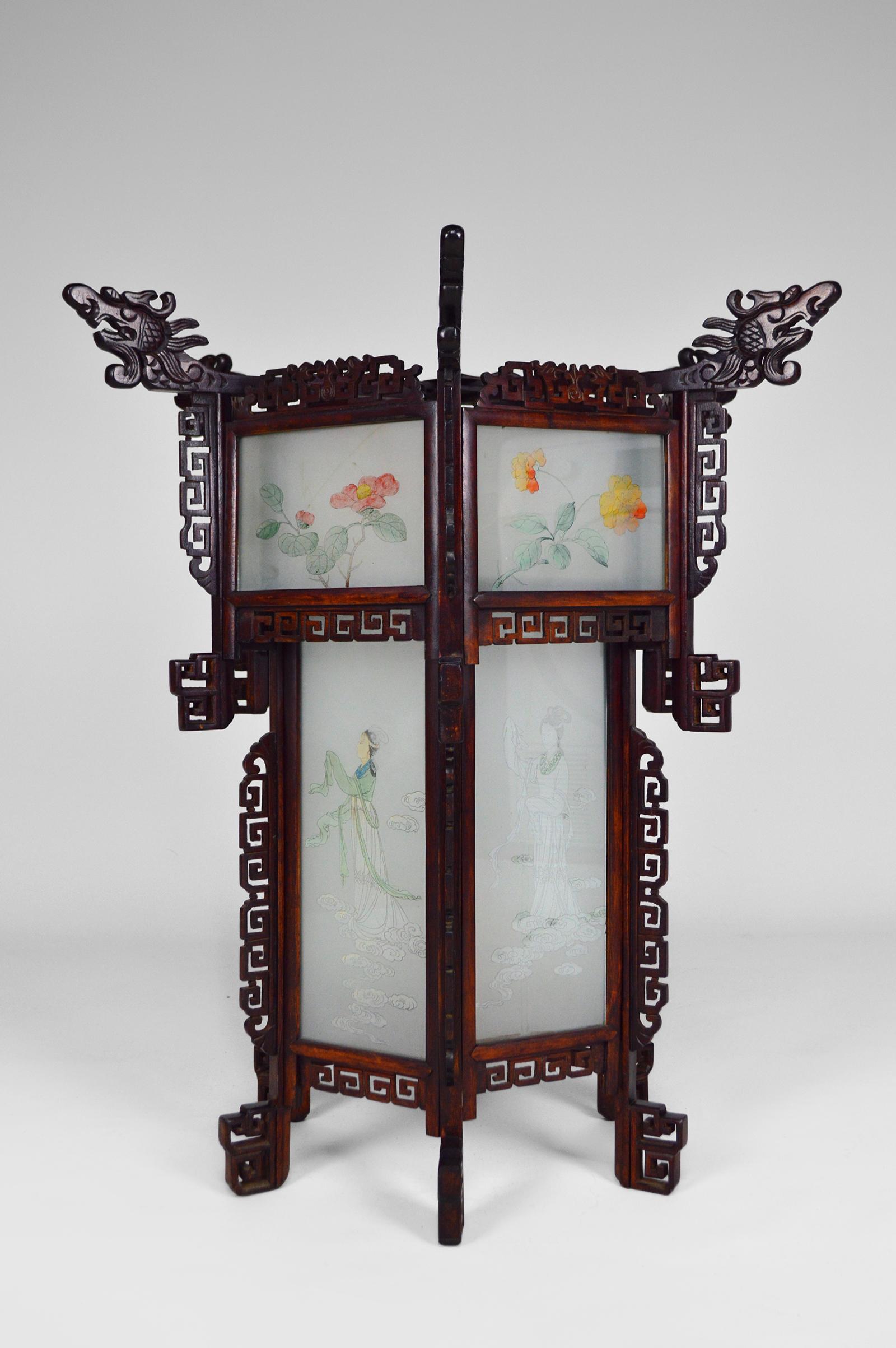 Exportation chinoise Grande lanterne chinoise en bois avec dragons et verre peint, datant d'environ 1900 en vente