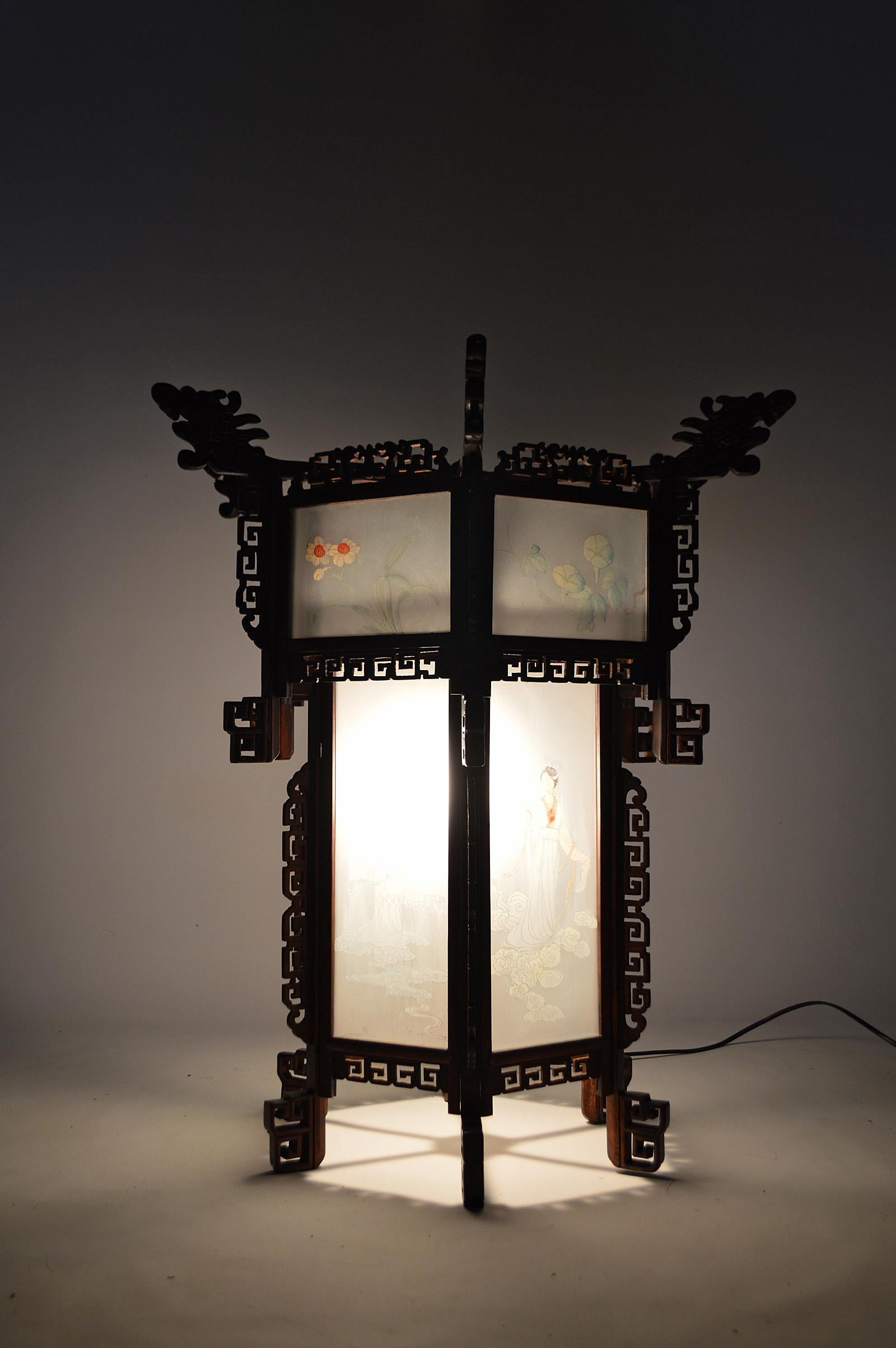 Chinois Grande lanterne chinoise en bois avec dragons et verre peint, datant d'environ 1900 en vente