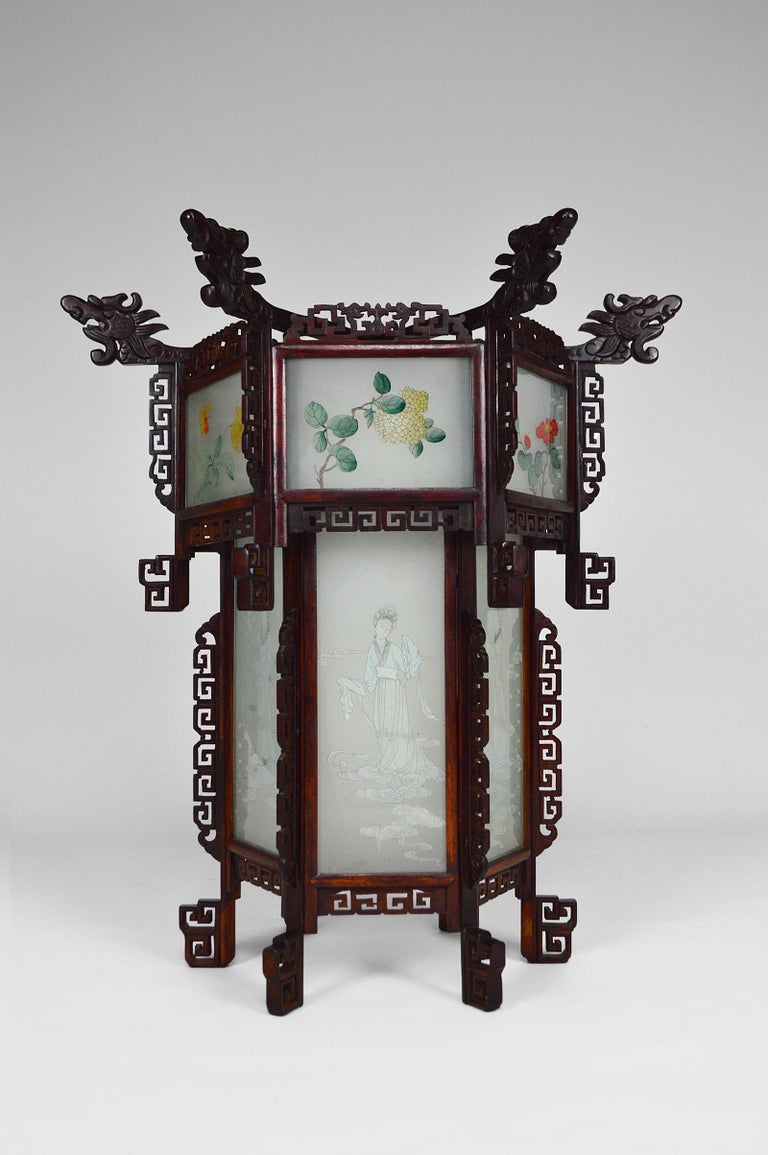 Grande lanterne chinoise en bois avec dragons et verre peint, datant  d'environ 1900 En vente sur 1stDibs