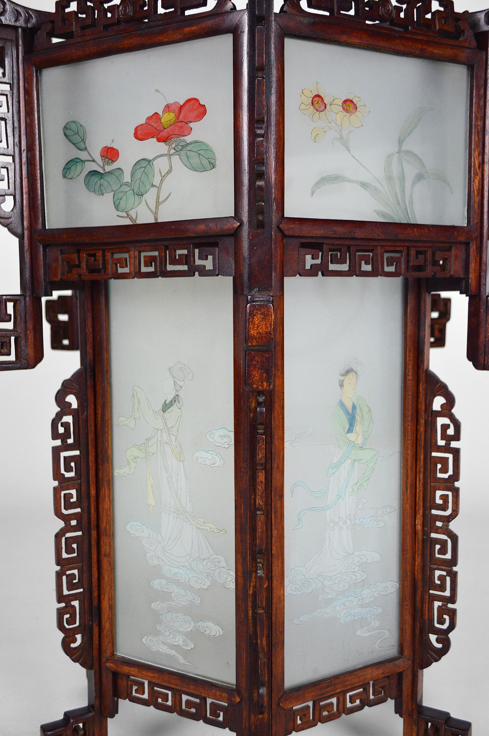 Large Wooden Chinese Lantern with Dragons and Painted Glass, circa 1900 In Good Condition For Sale In VÉZELAY, FR