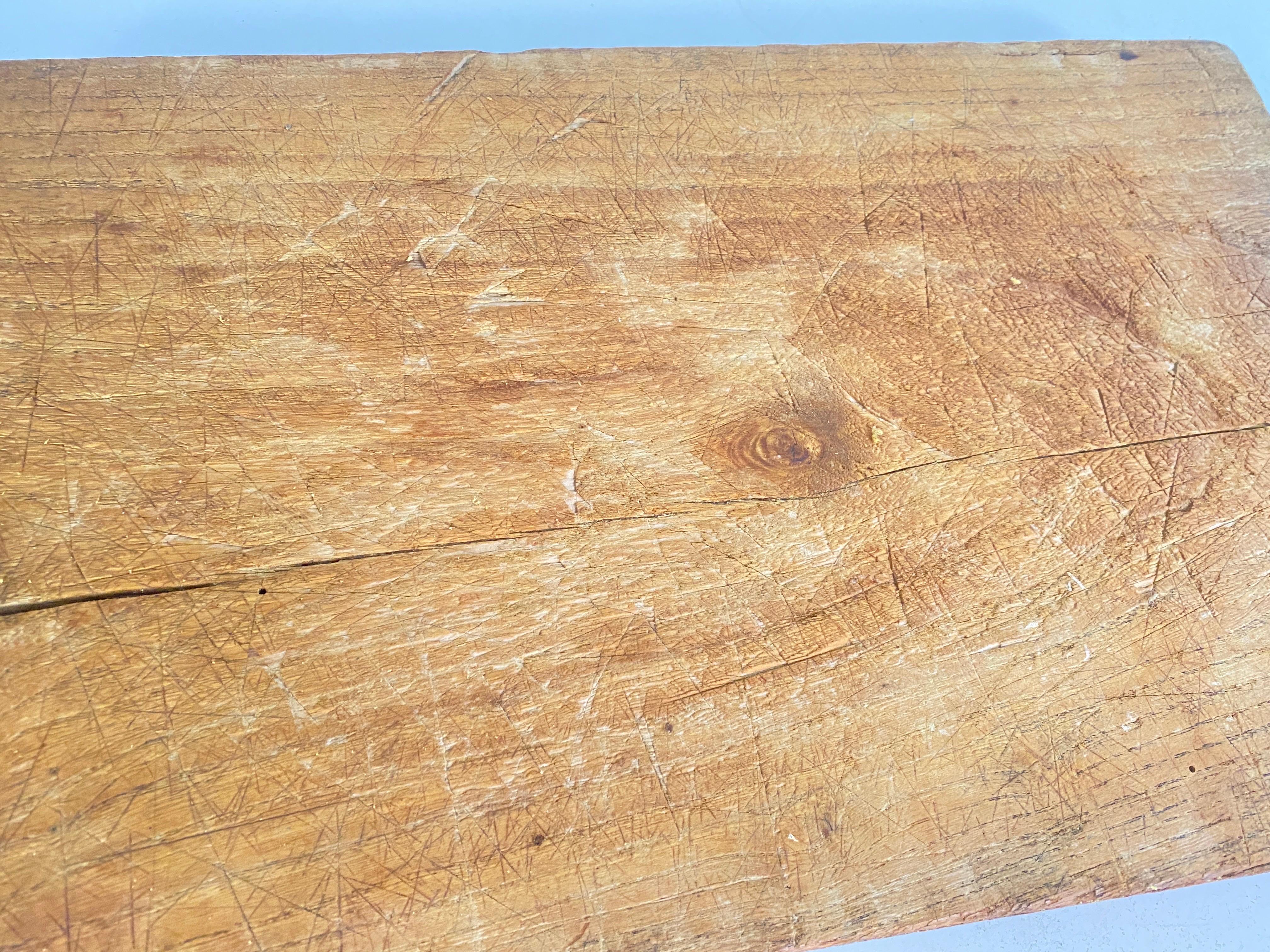 Patiné Grande planche à découper en bois Vieille Patina, Couleur Brown France 20ème  en vente