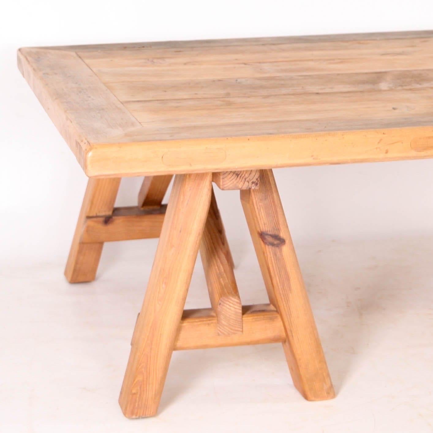 Large wooden coffee table In Good Condition For Sale In Isle Sur Sorgue, FR