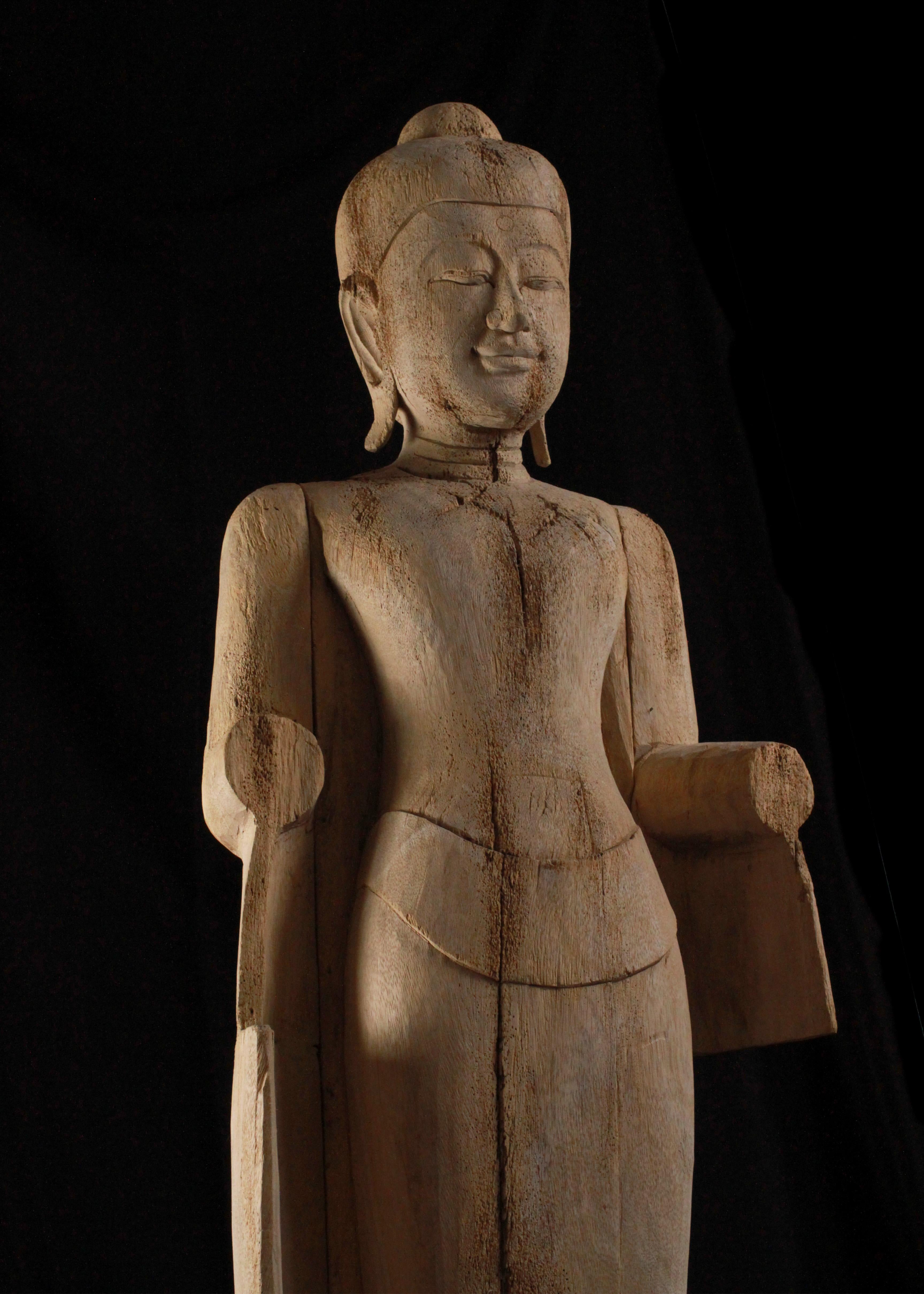 -Großer Contemporary Thai-Buddha aus Holz auf Stand im Angebot 3