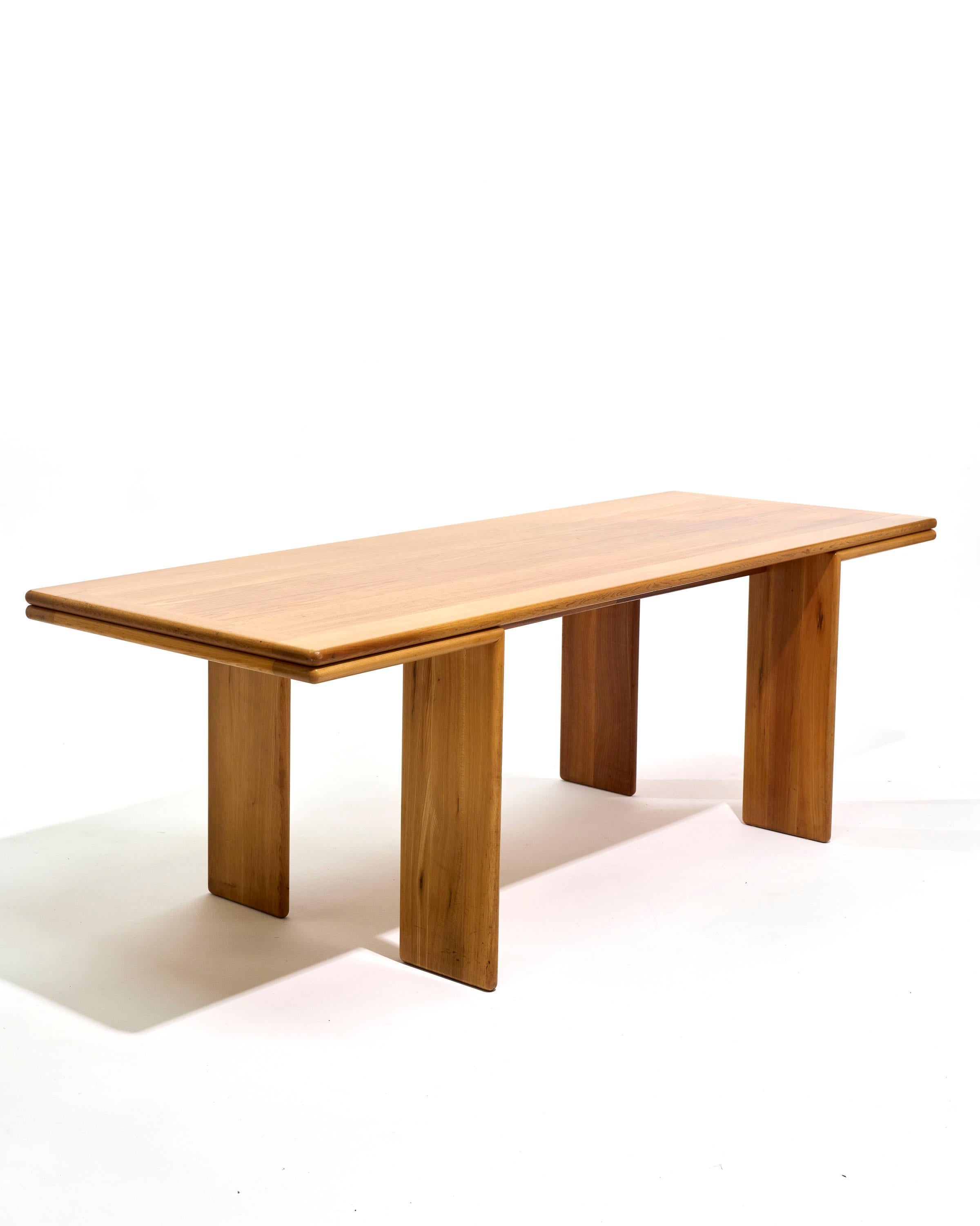 Gran mesa de comedor rectangular de madera al estilo de Mario Marenco, Italia, años 80. Cuatro esbeltas patas en ángulo recto. En excelente estado.

LP5557