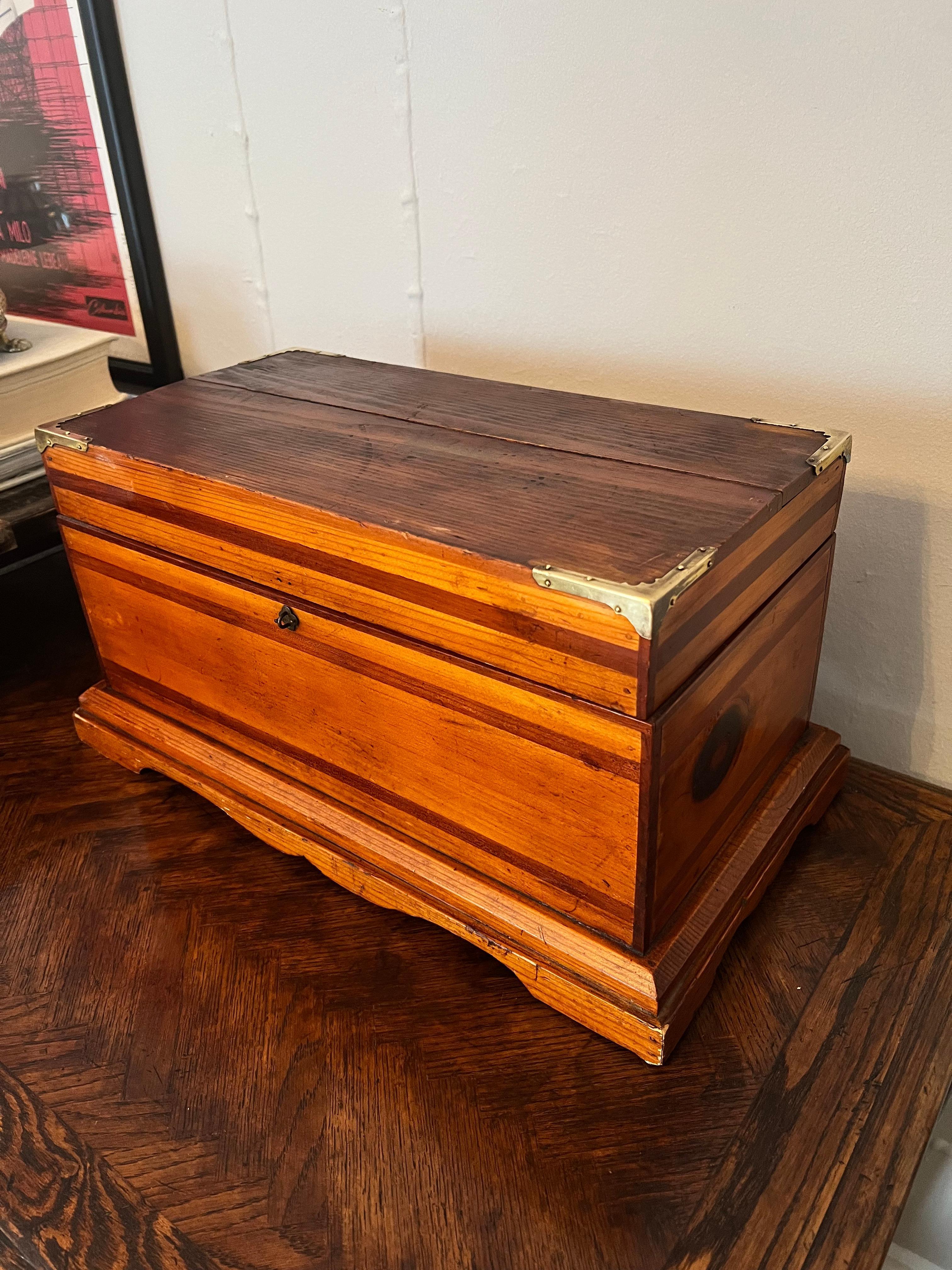 Grande boîte en bois faite à la main avec coins en laiton en vente 5