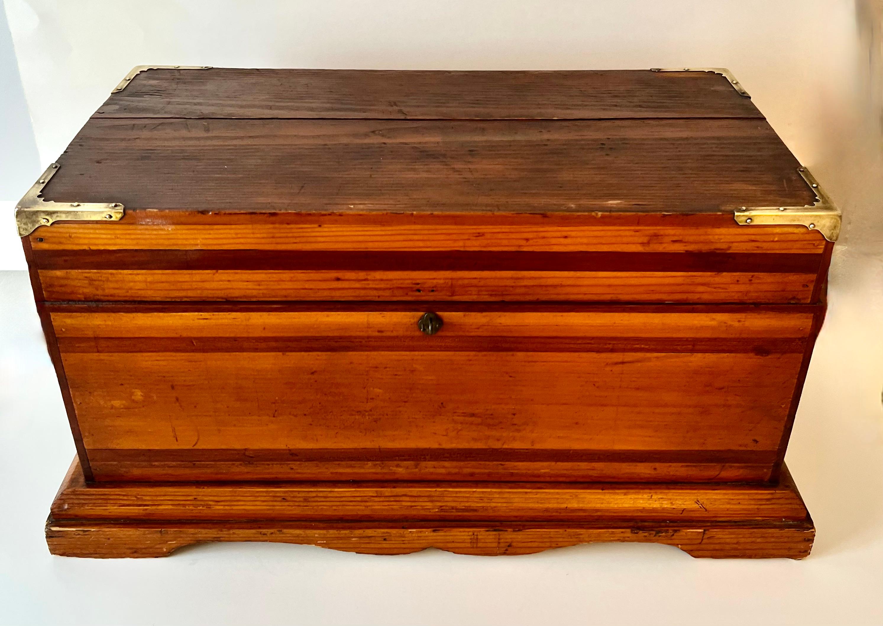 Fait main Grande boîte en bois faite à la main avec coins en laiton en vente