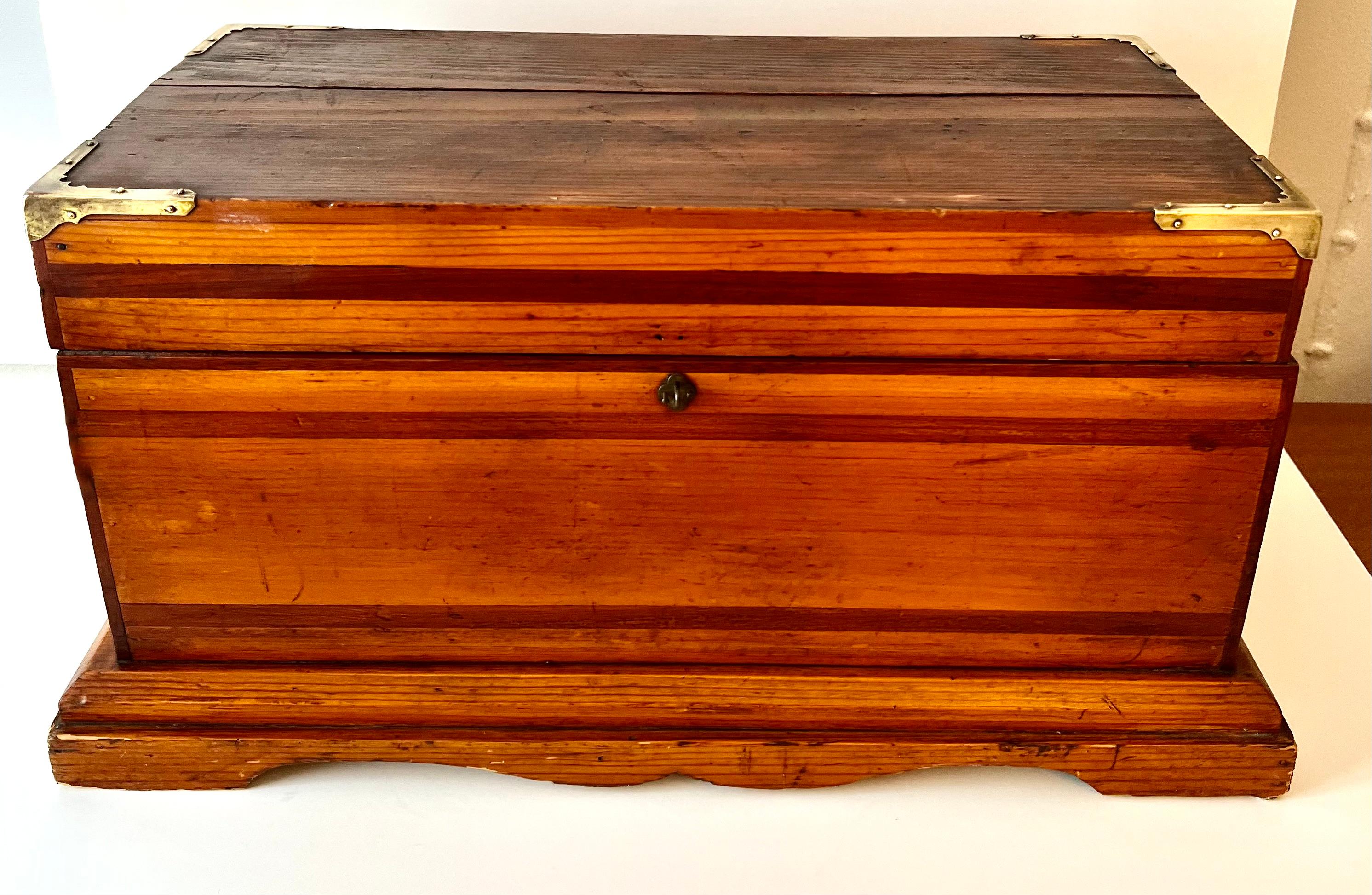 Grande boîte en bois faite à la main avec coins en laiton Bon état - En vente à Los Angeles, CA