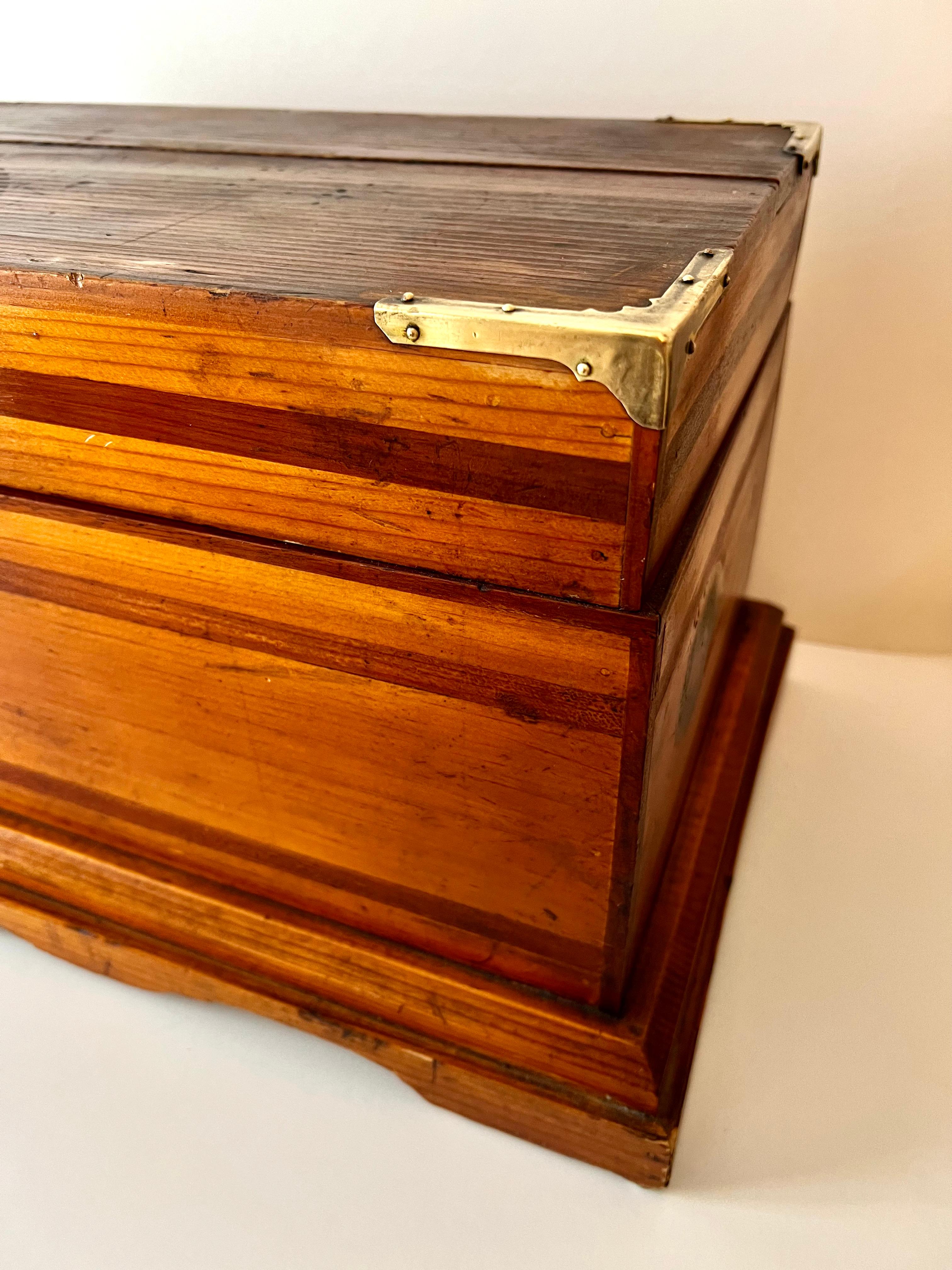 20ième siècle Grande boîte en bois faite à la main avec coins en laiton en vente