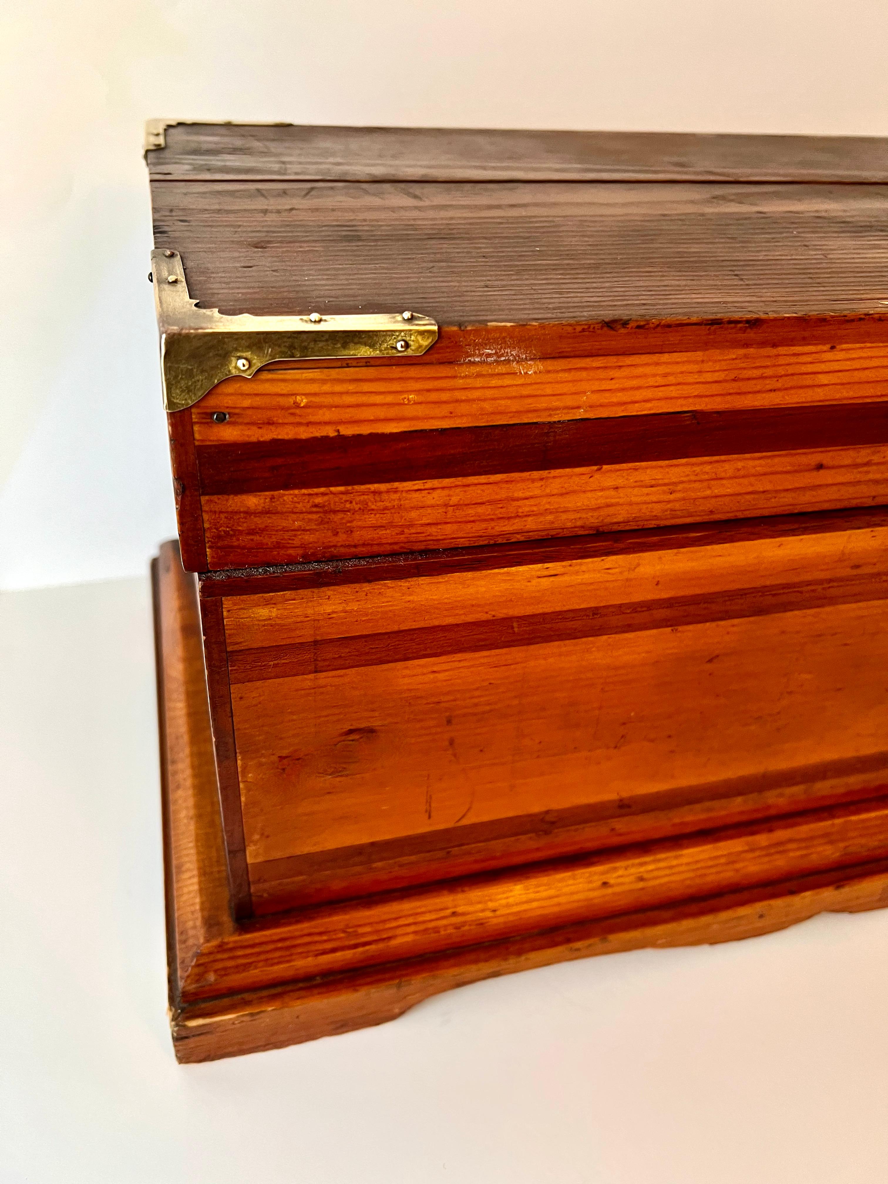 Laiton Grande boîte en bois faite à la main avec coins en laiton en vente