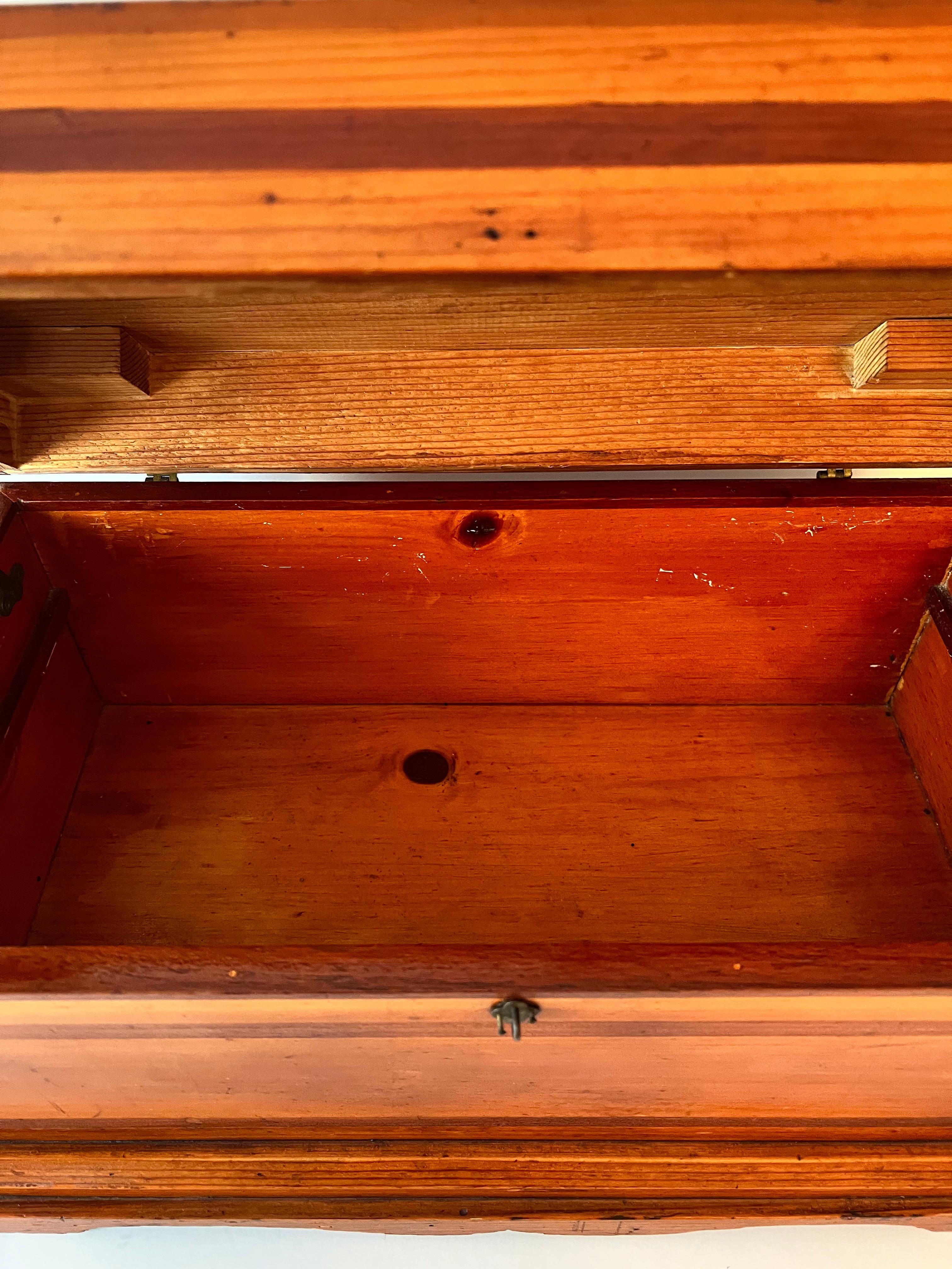 Grande boîte en bois faite à la main avec coins en laiton en vente 1