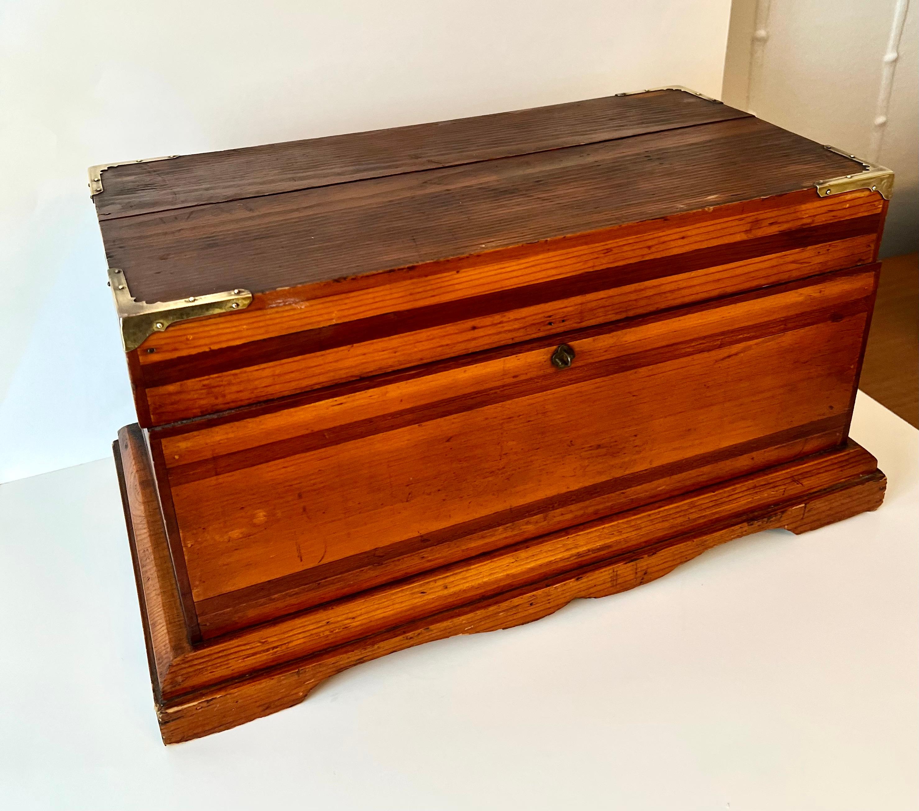 Grande boîte en bois faite à la main avec coins en laiton en vente 2