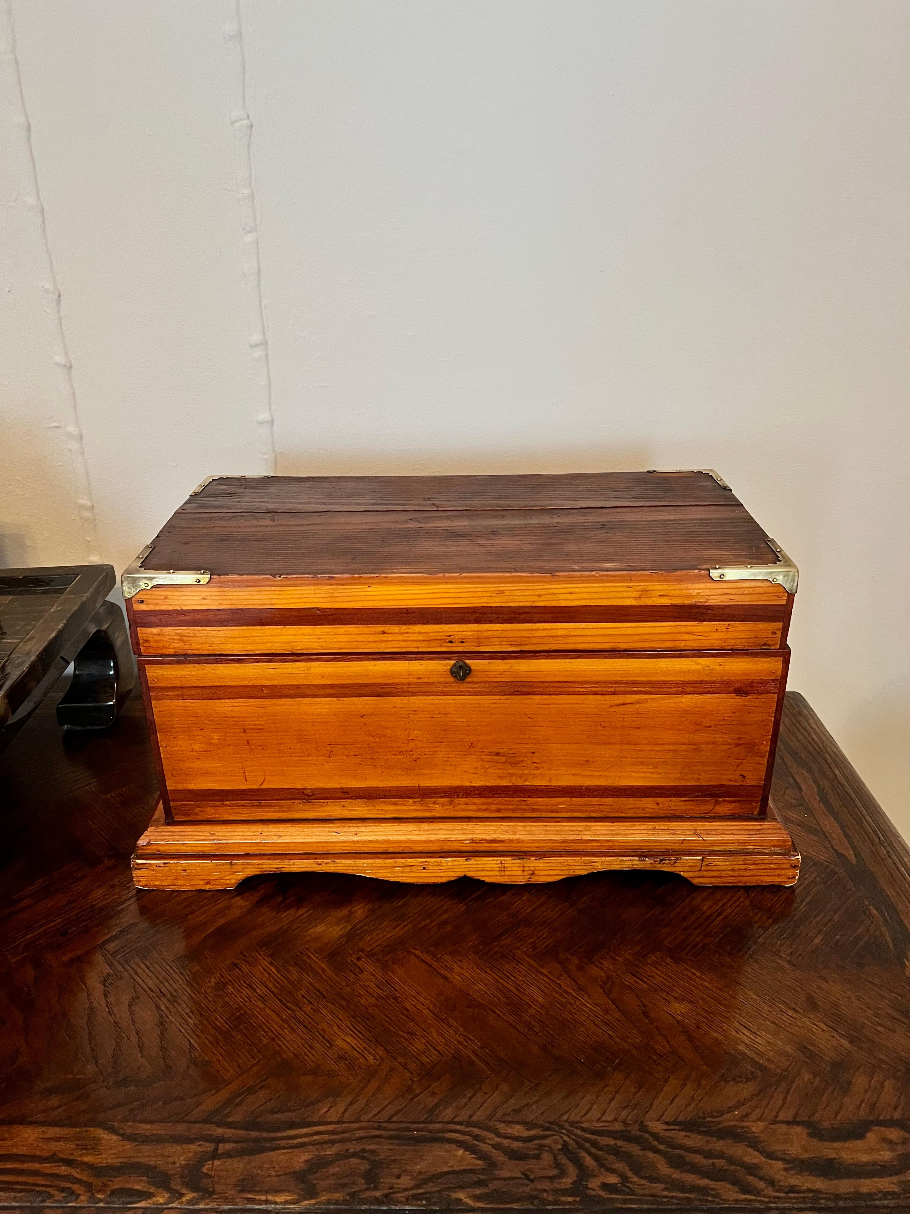 Grande boîte en bois faite à la main avec coins en laiton en vente 3