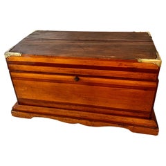 Grande boîte en bois faite à la main avec coins en laiton