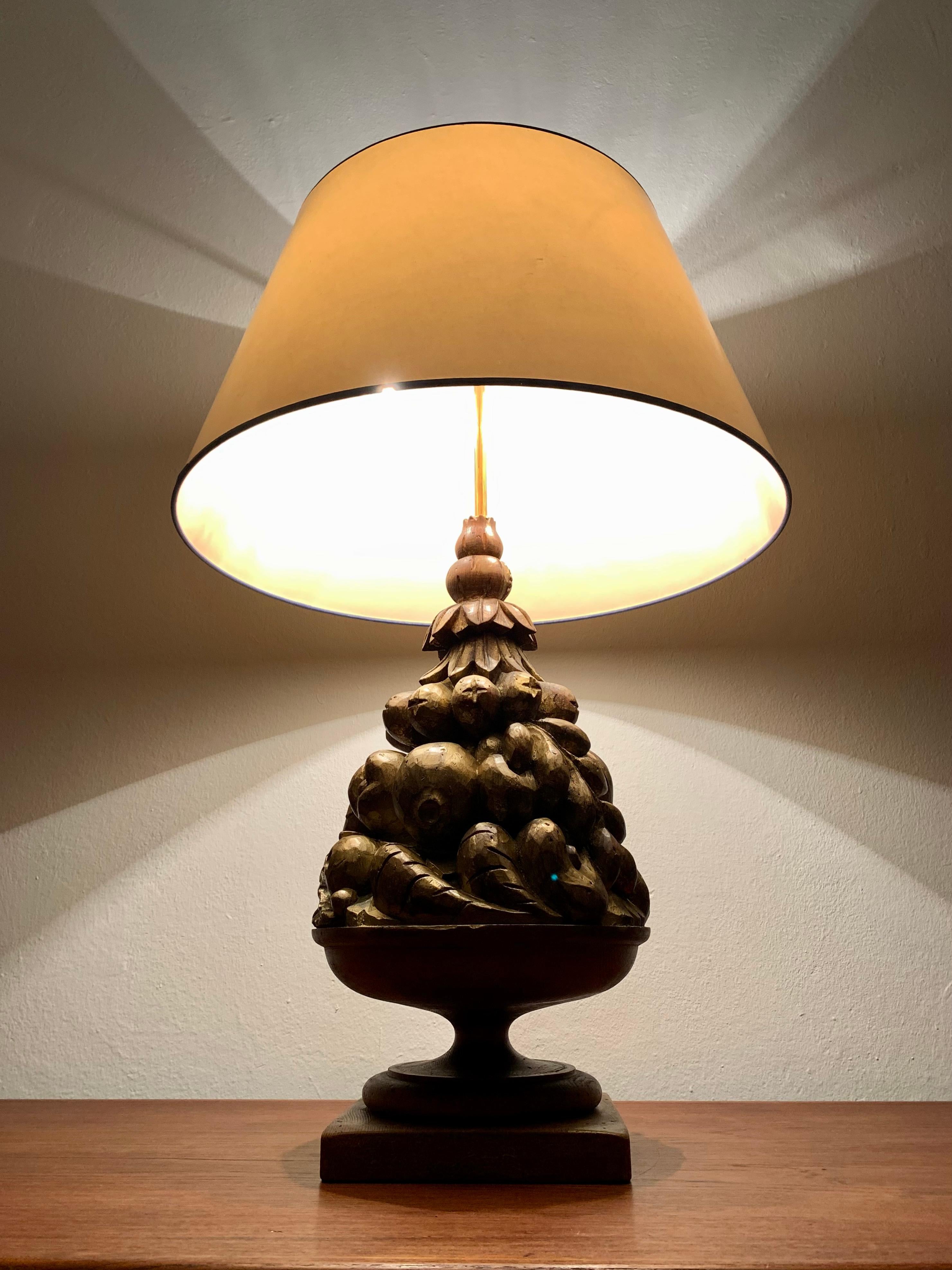 Grande lampe de bureau en bois Hollywood Regency en vente 3