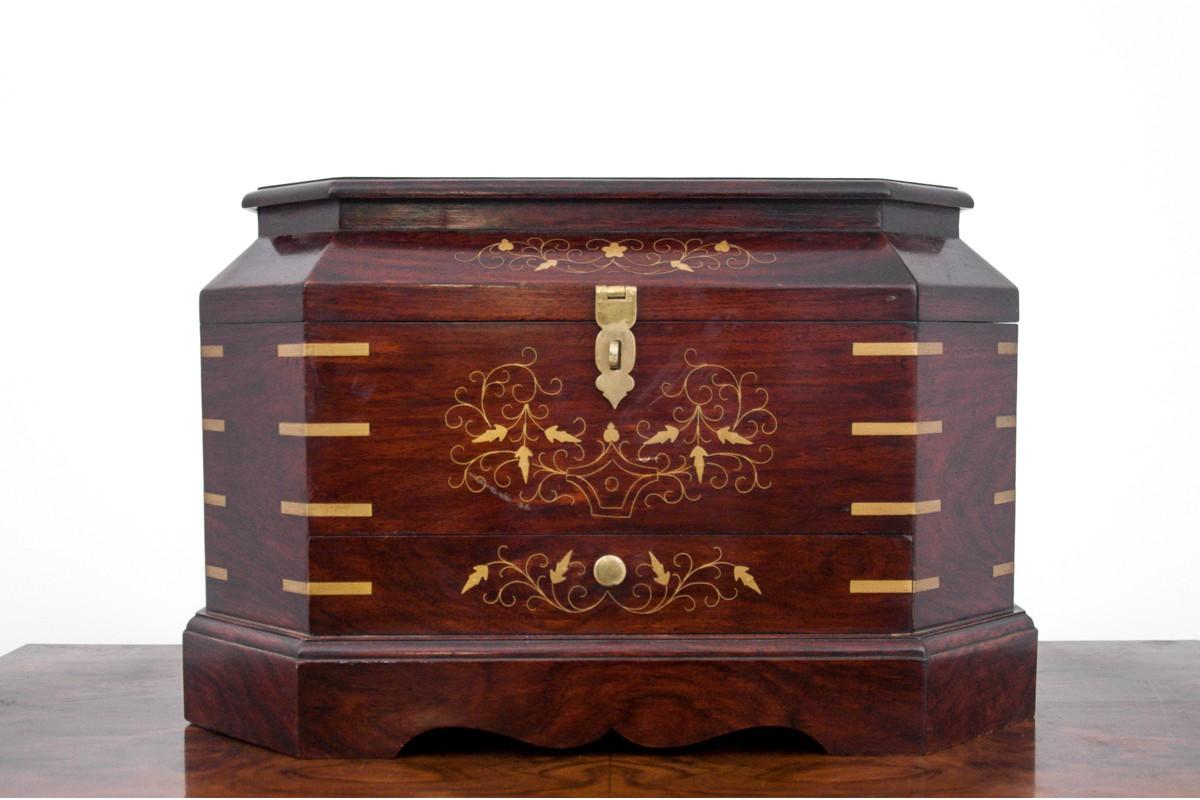 Large casket made of walnut wood, France.
Multiple compartments, perfect to store jewellery. 
Very good condition.

dimensions: height: 31 cm, width: 50 cm, depth: 33 cm.