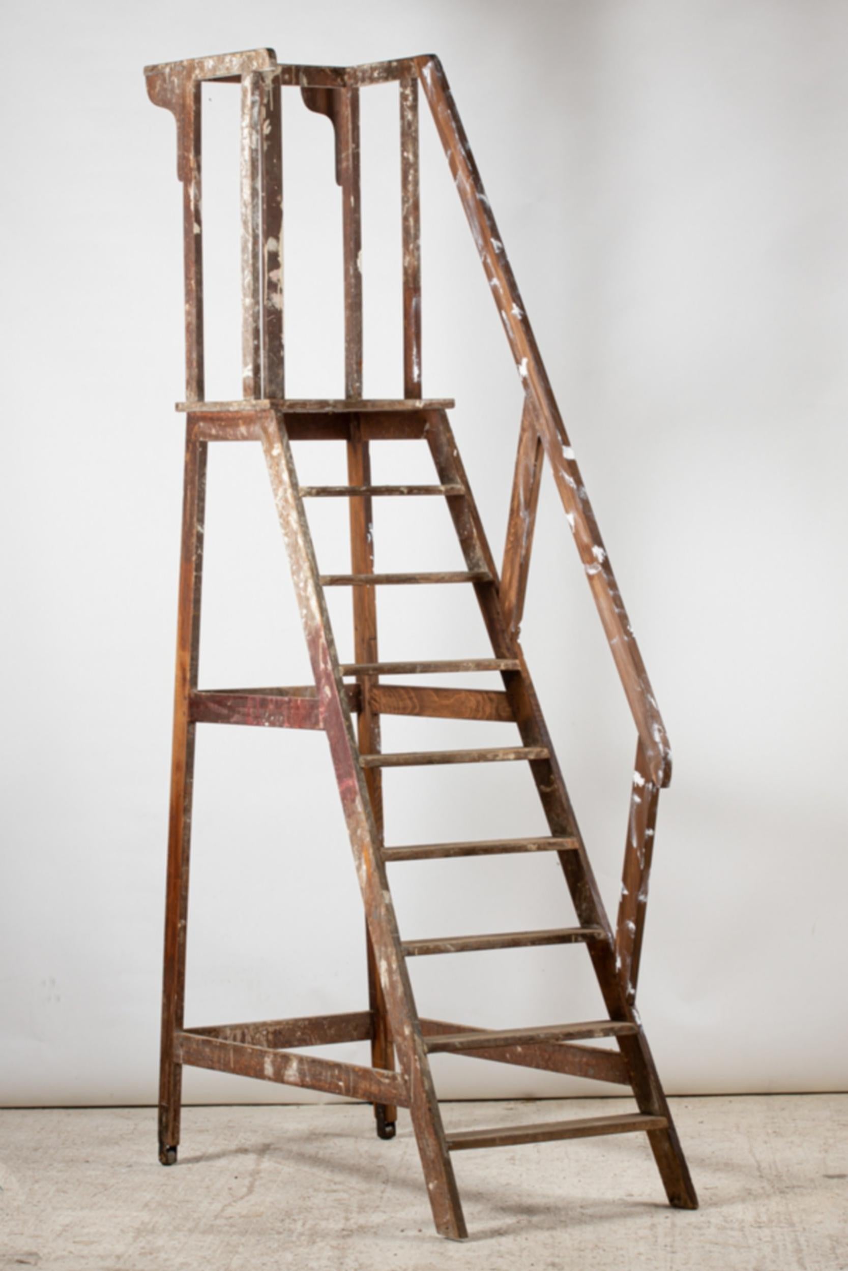 Gran escalera de madera de biblioteca, Francia, hacia 1930/1940.
Es de haya, con dos ruedas de hierro originales en la parte delantera.
Necesita limpieza, pero podemos encargarnos de ello si lo solicitas.

Altura: 260 cm (102,4 pulgadas - 8 pies y