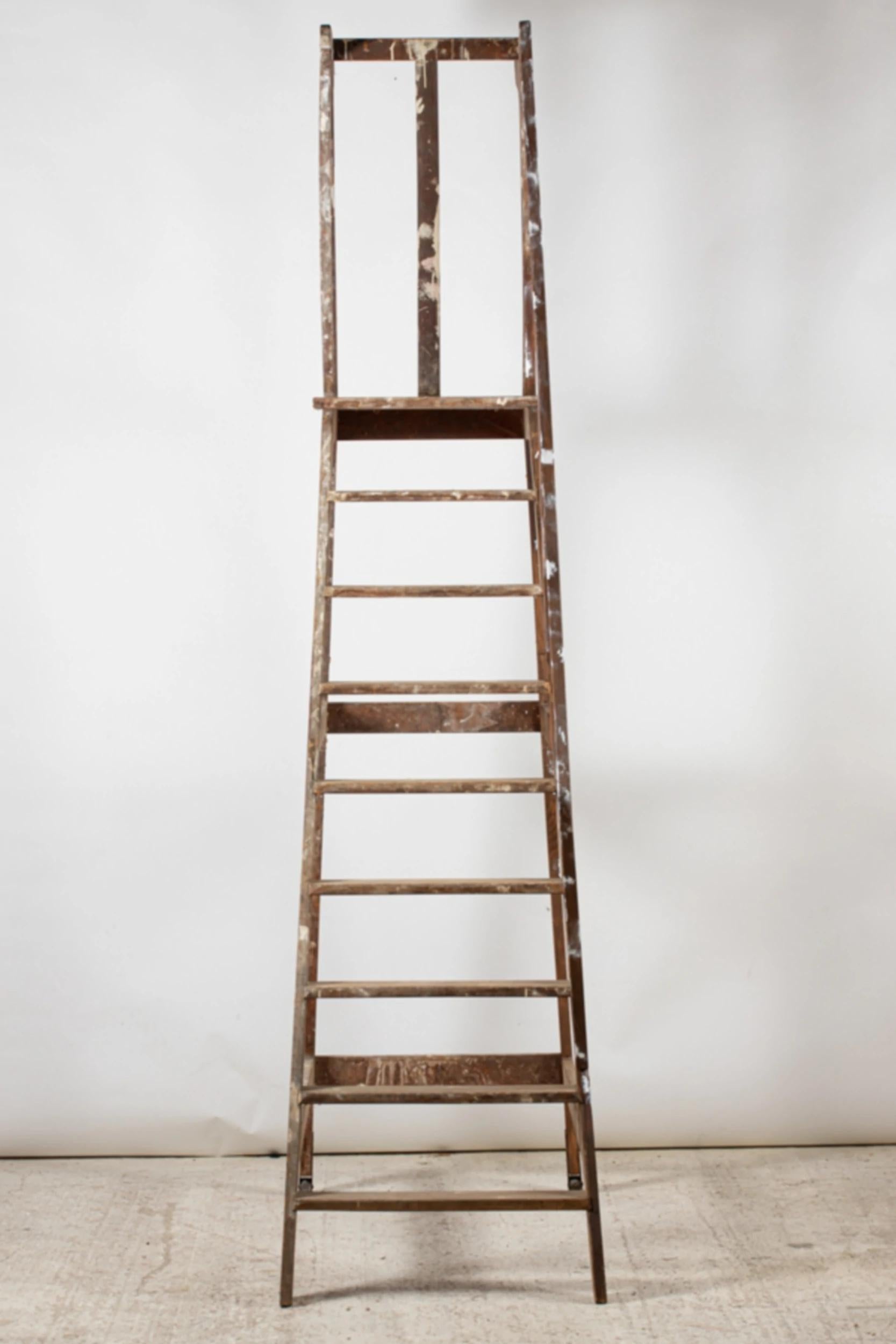 Gran escalera de madera de biblioteca, Francia, hacia 1930 / 1940 Francés en venta