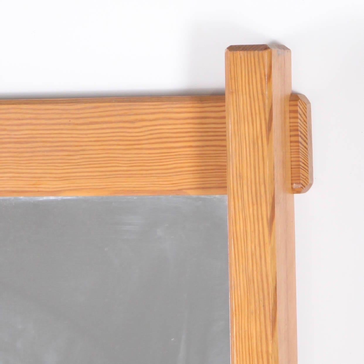 Grand miroir en bois au design intemporel. Excellente qualité, très bon état. 