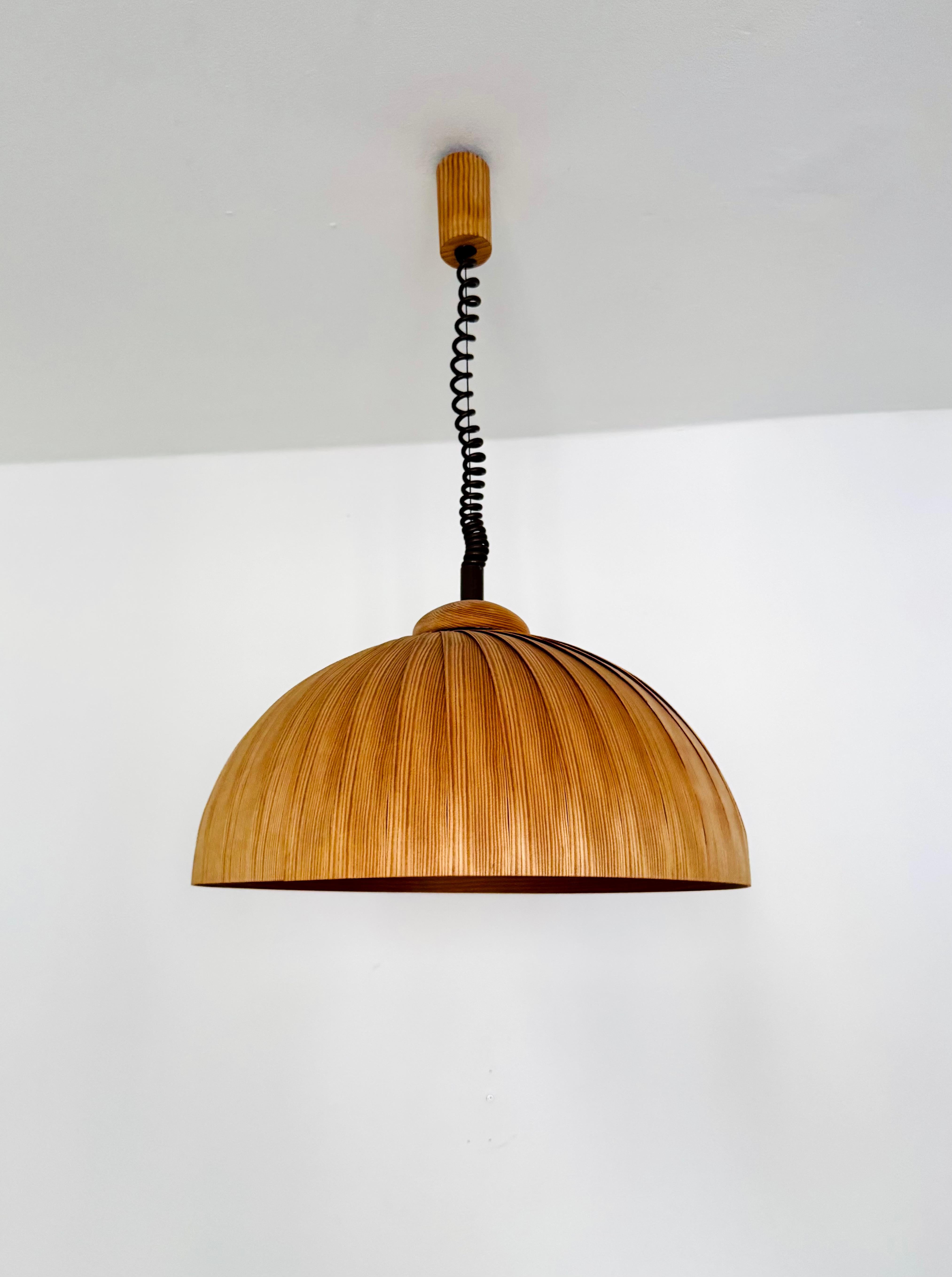 Scandinavo moderno Lampada a sospensione grande in legno in vendita