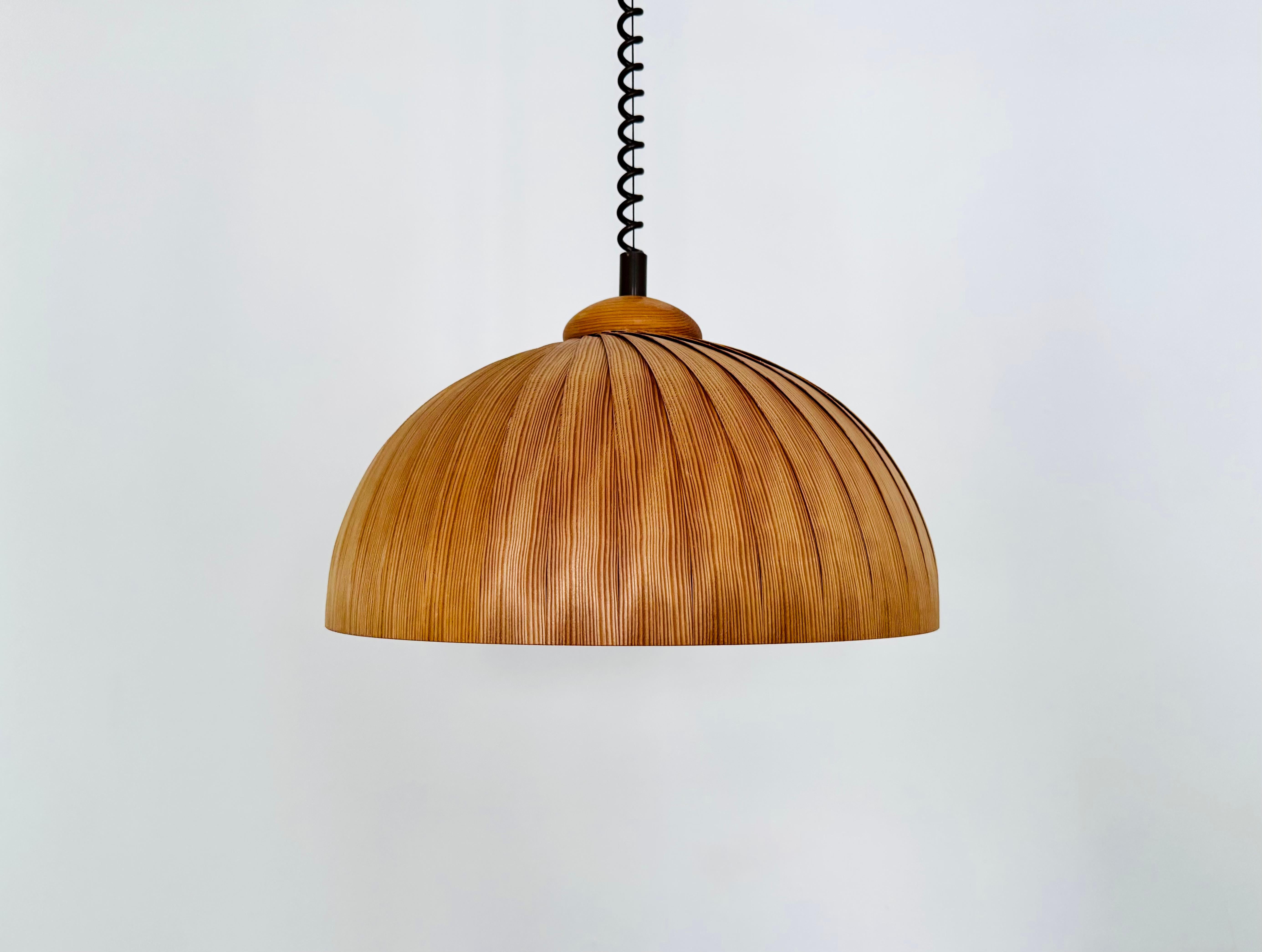 Lampada a sospensione grande in legno In condizioni buone in vendita a München, DE