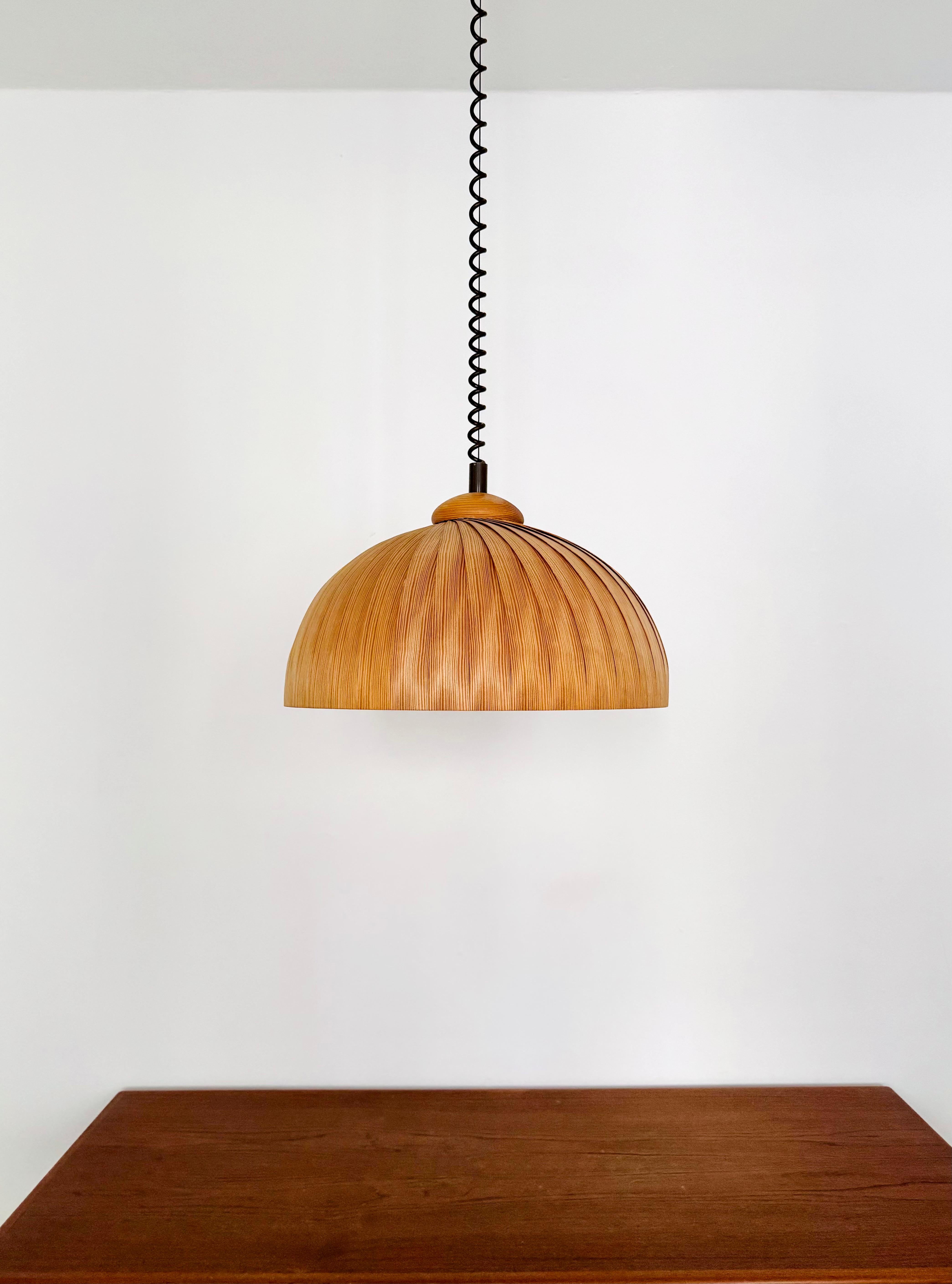 Metà XX secolo Lampada a sospensione grande in legno in vendita