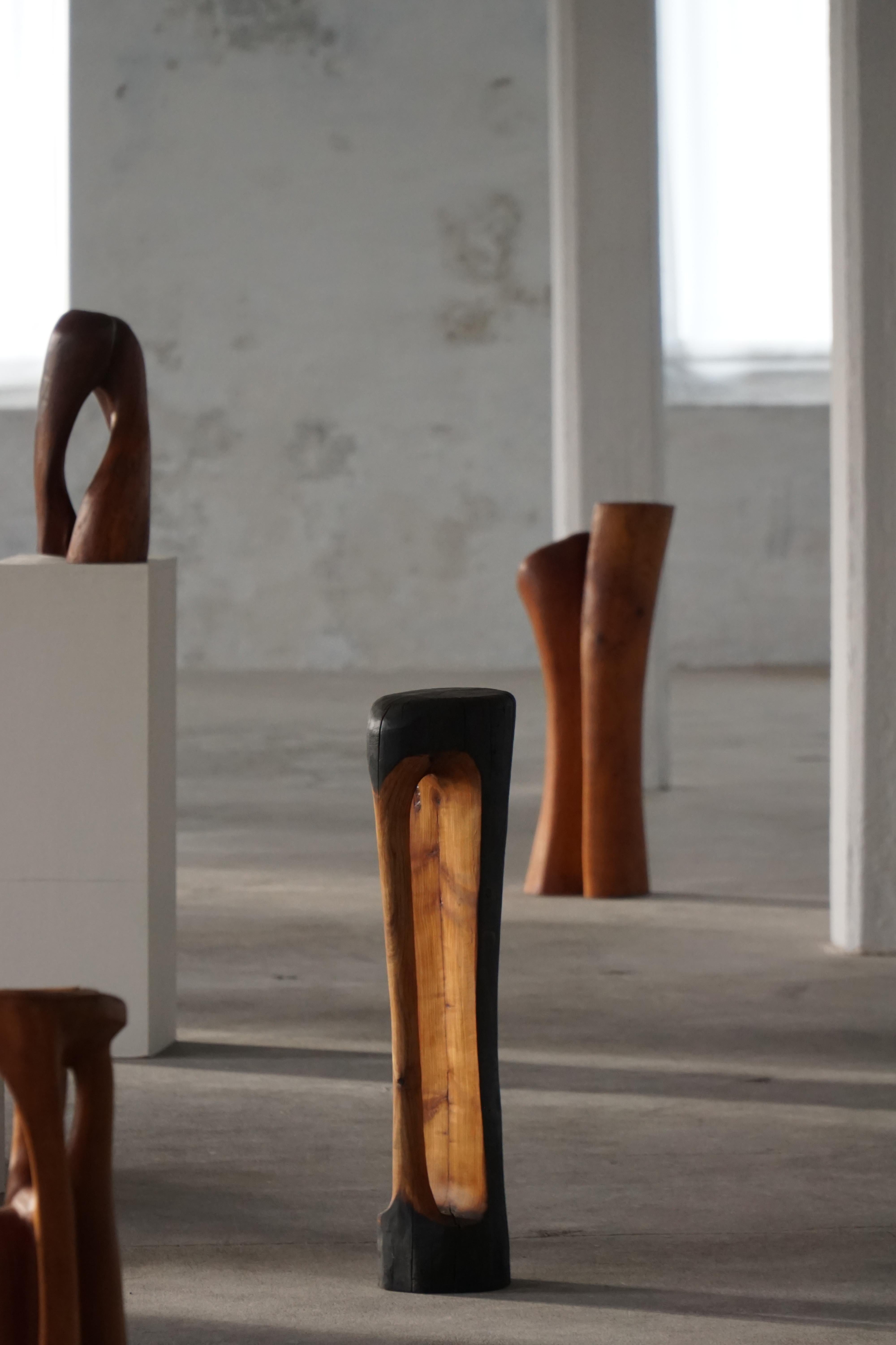 Un'impressionante scultura in legno di grandi dimensioni del famoso artista danese Ole Wettergren, realizzata negli anni '90. Intitolato 