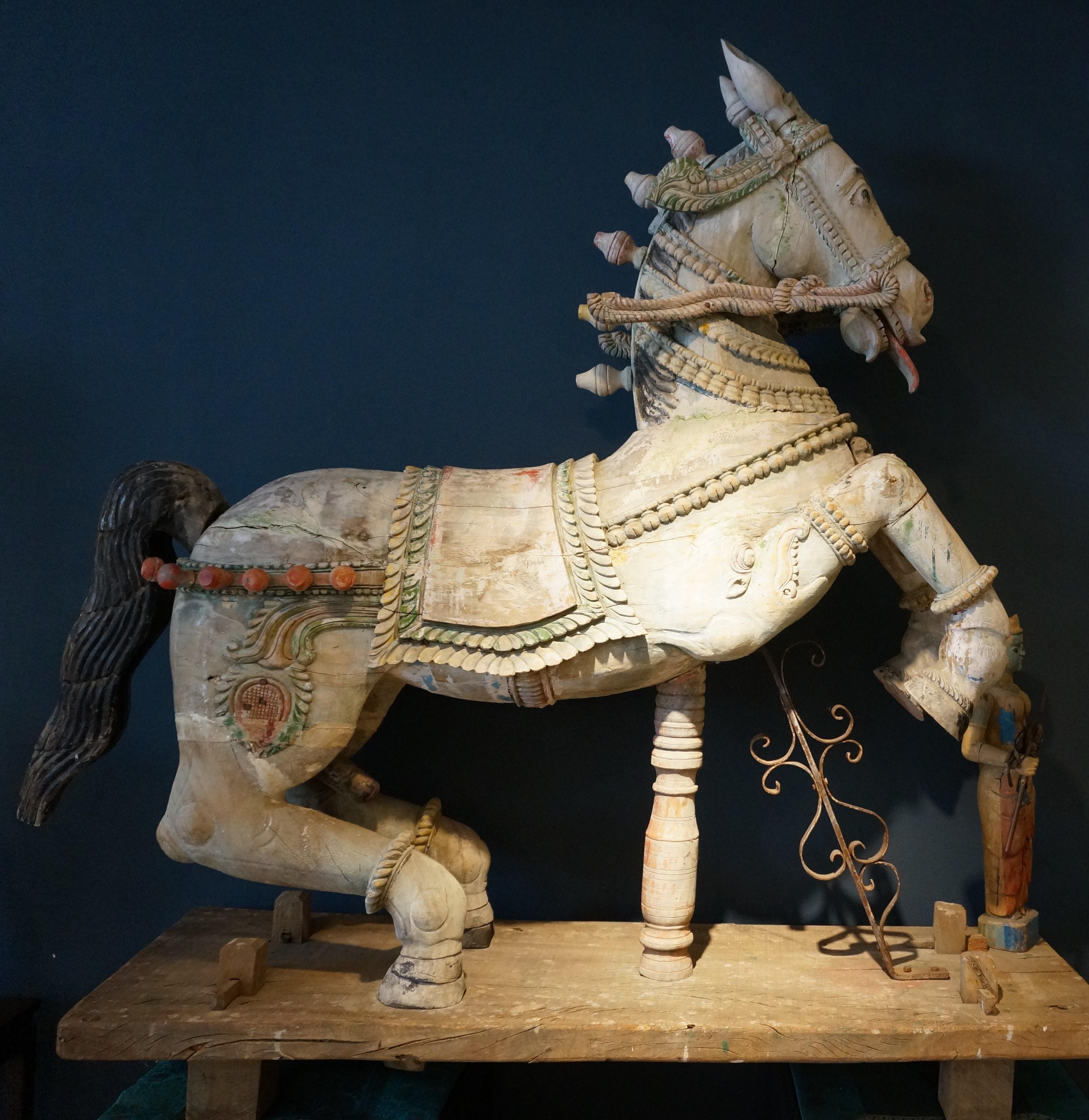 Indien Grand cheval sculpté en bois, Inde, 19e/20e siècle en vente