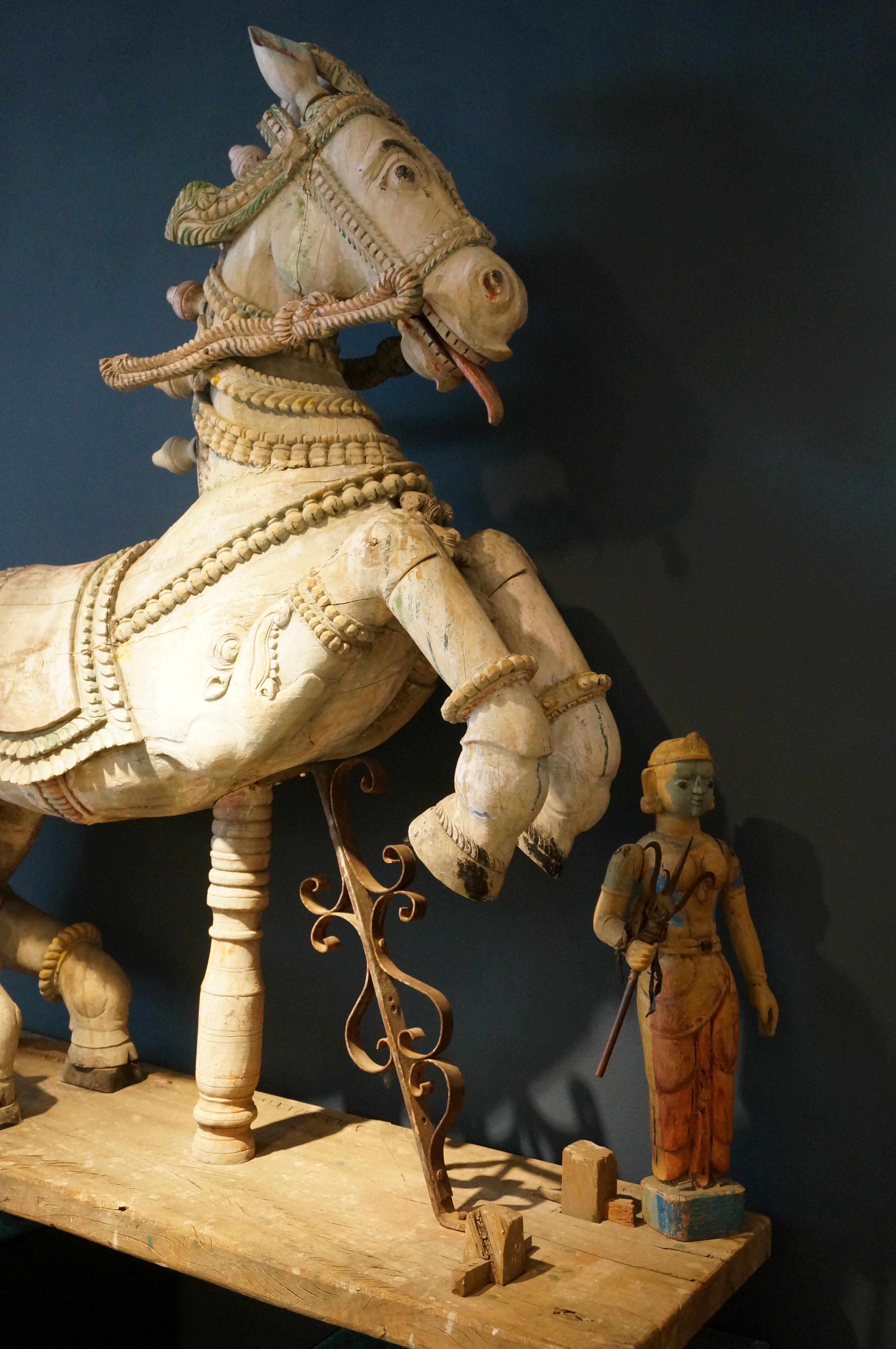 Großes Holzskulpturenpferd, Indien, 19./20. Jahrhundert im Zustand „Relativ gut“ im Angebot in DEVENTER, NL