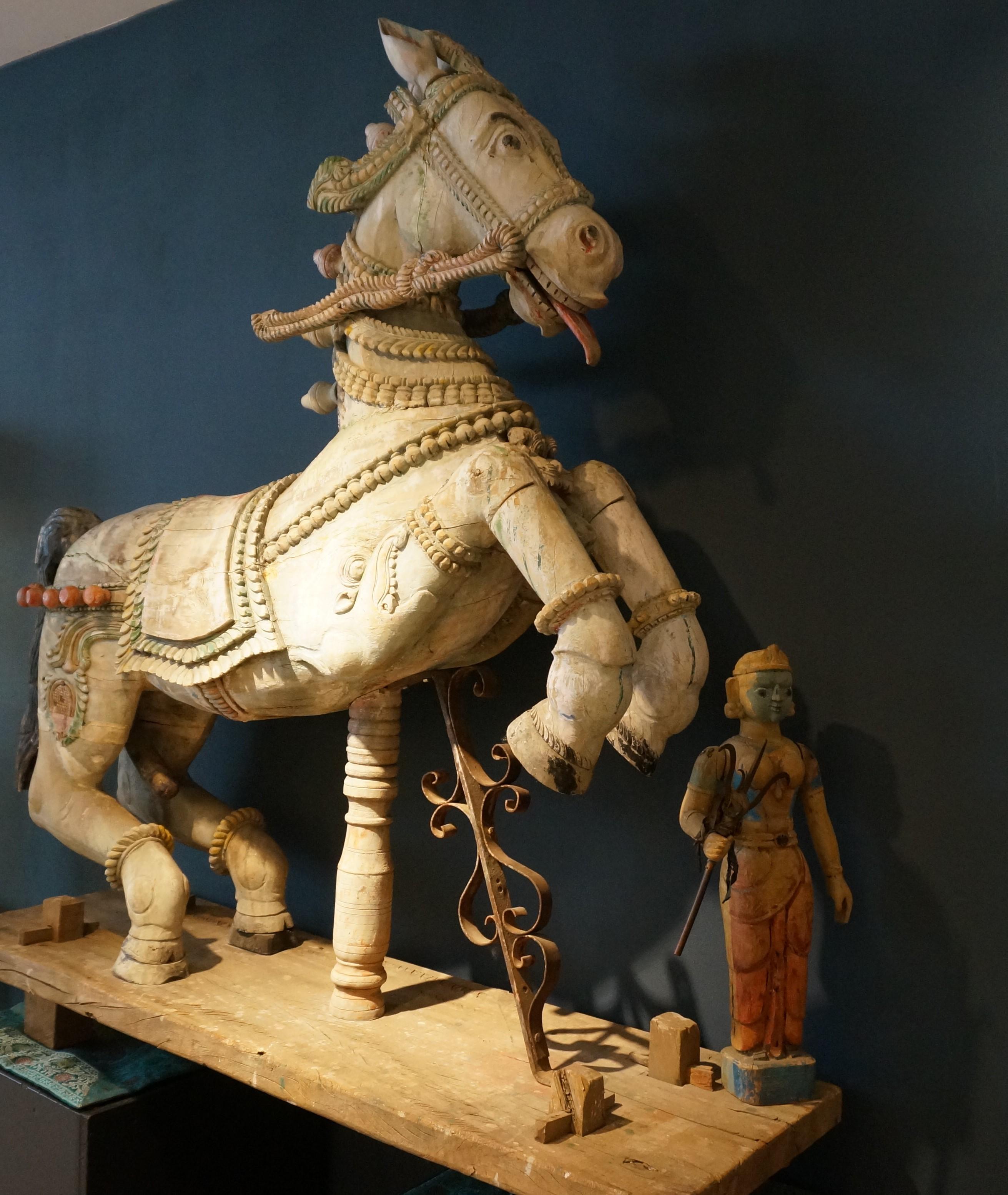 20ième siècle Grand cheval sculpté en bois, Inde, 19e/20e siècle en vente