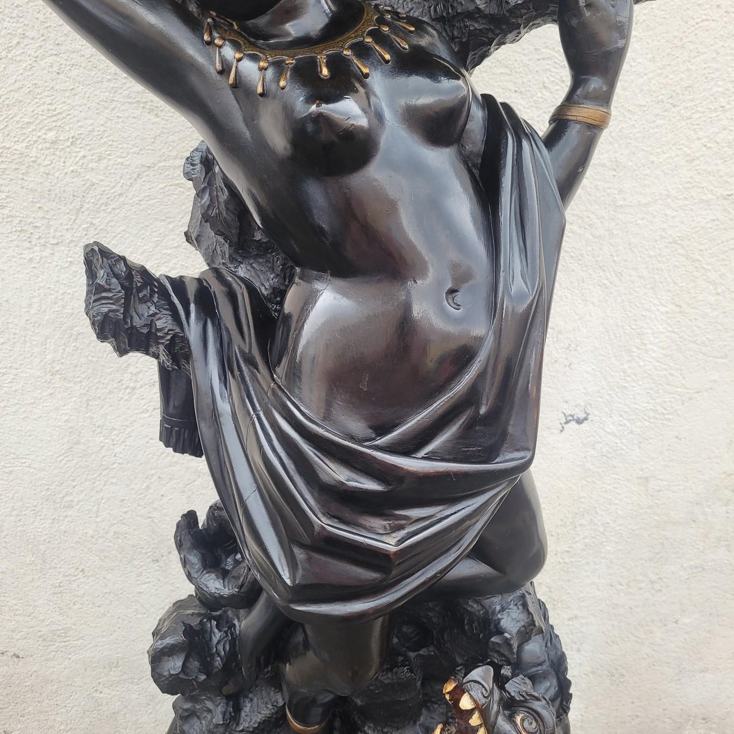 italien Grande sculpture en bois, Maure avec dragon, 19e siècle en vente
