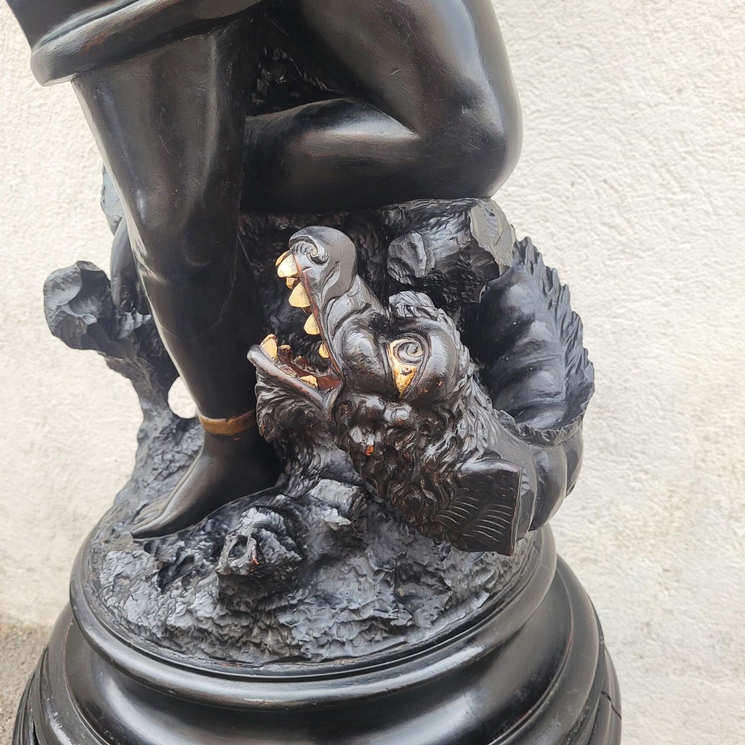 Sculpté à la main Grande sculpture en bois, Maure avec dragon, 19e siècle en vente