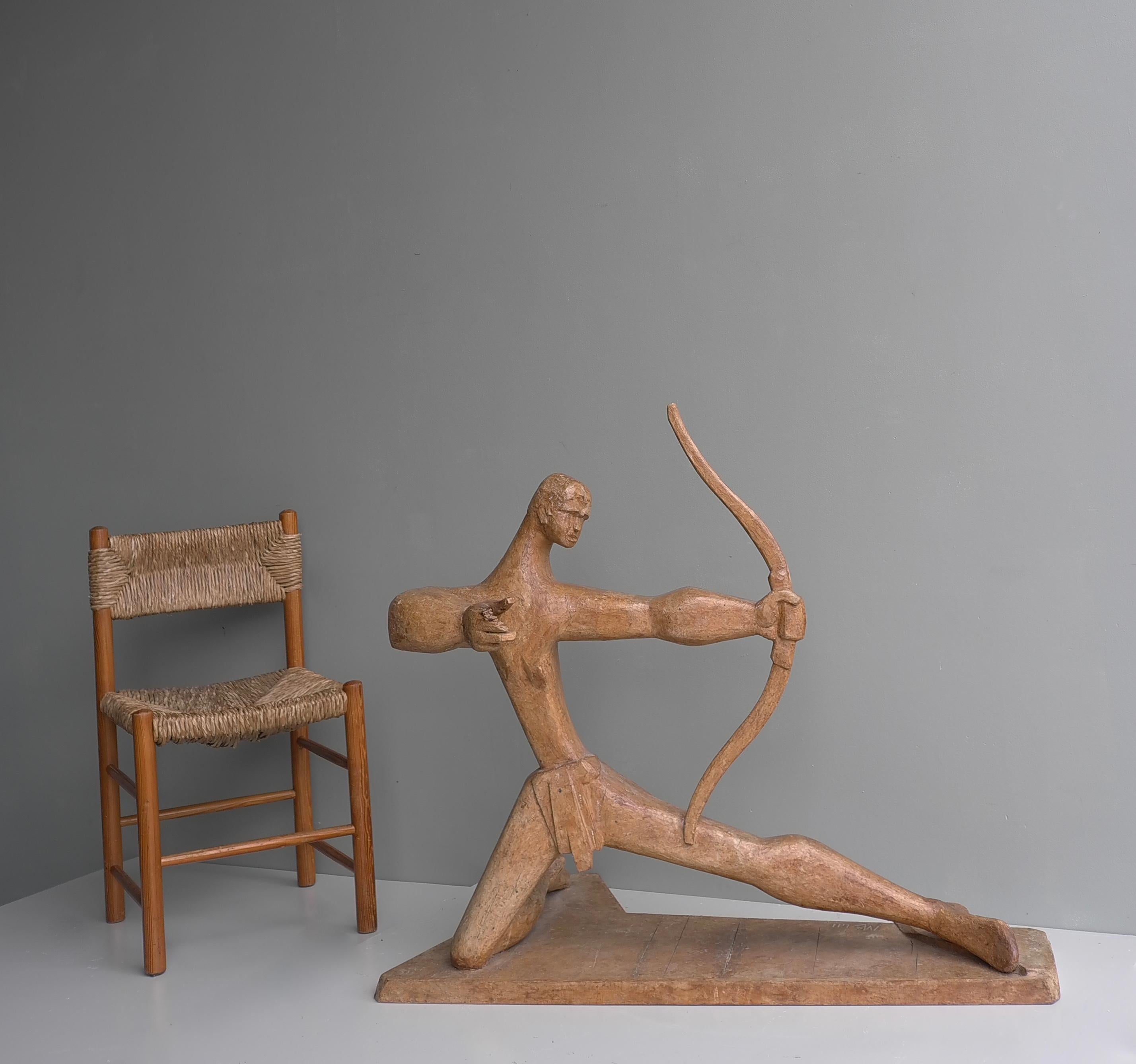 Mid-Century moderno Grande scultura in legno di un arciere datata e firmata, Francia 1968 in vendita