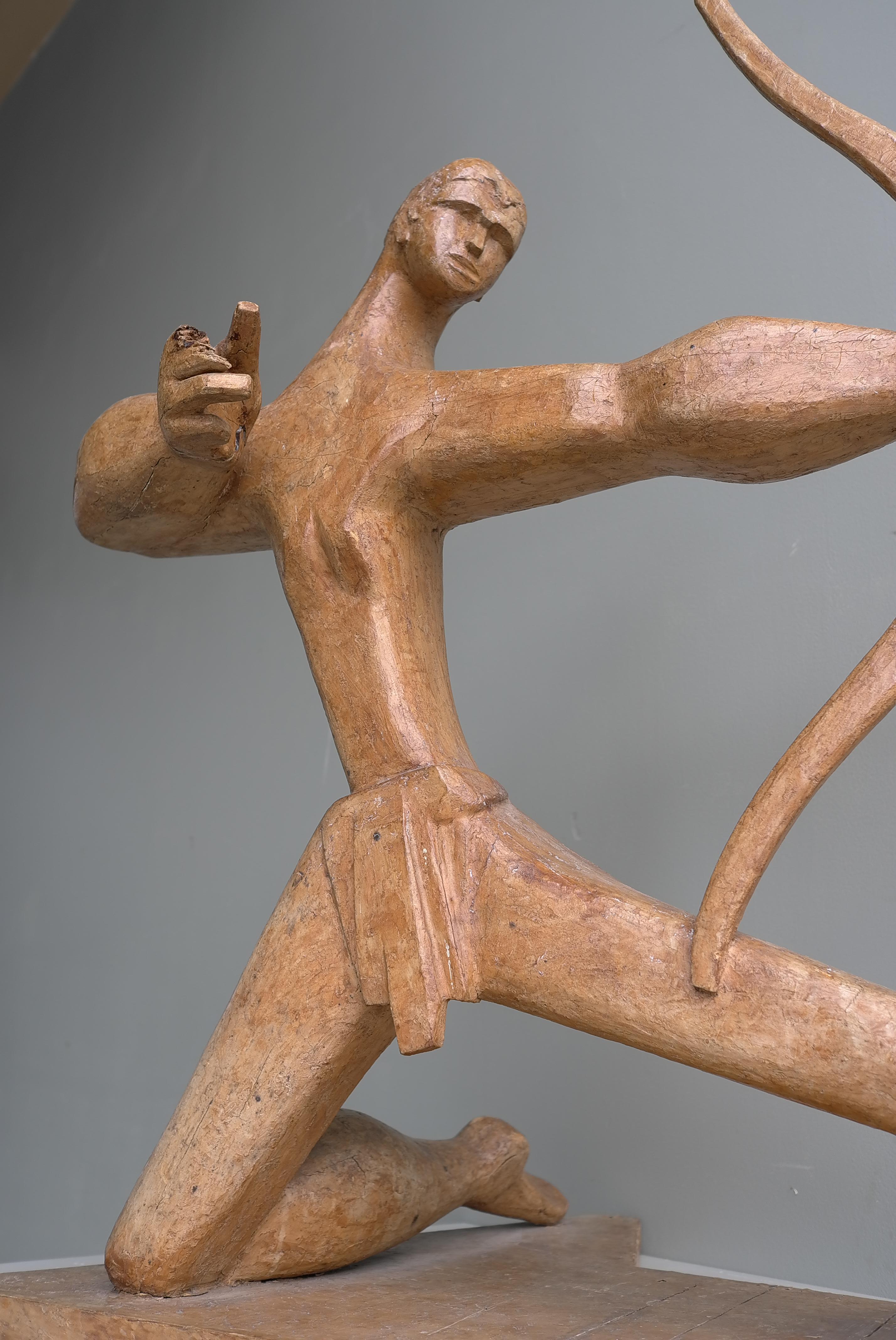 Legno Grande scultura in legno di un arciere datata e firmata, Francia 1968 in vendita