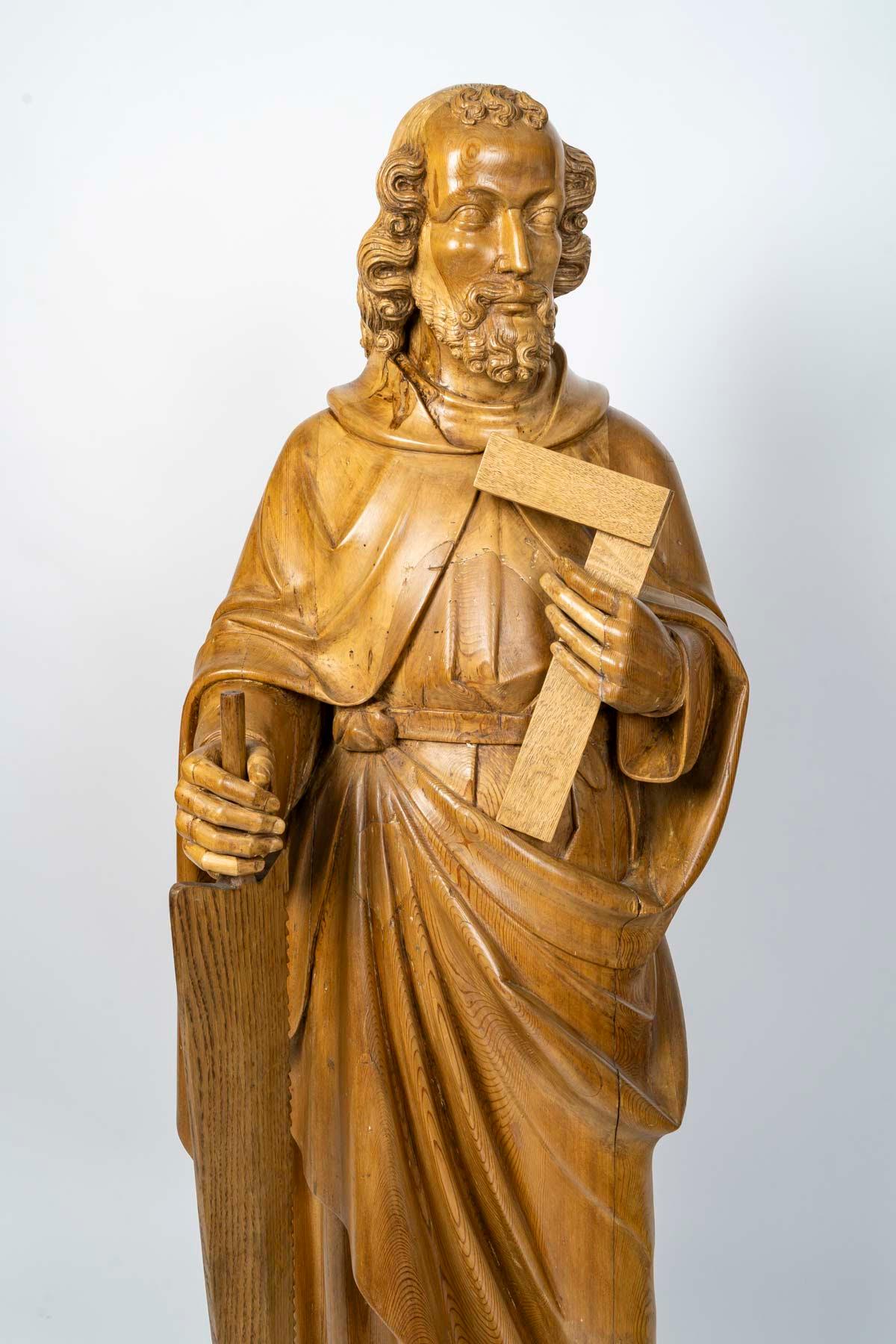 Grande scultura in legno di Simon lo Zelota, periodo di Napoleone III, XIX secolo.

Scultura in legno intagliato raffigurante Simone lo Zelota, con due attributi: il primo, la sega, oggetto del suo martirio, e il quadrato che rappresenta forse il