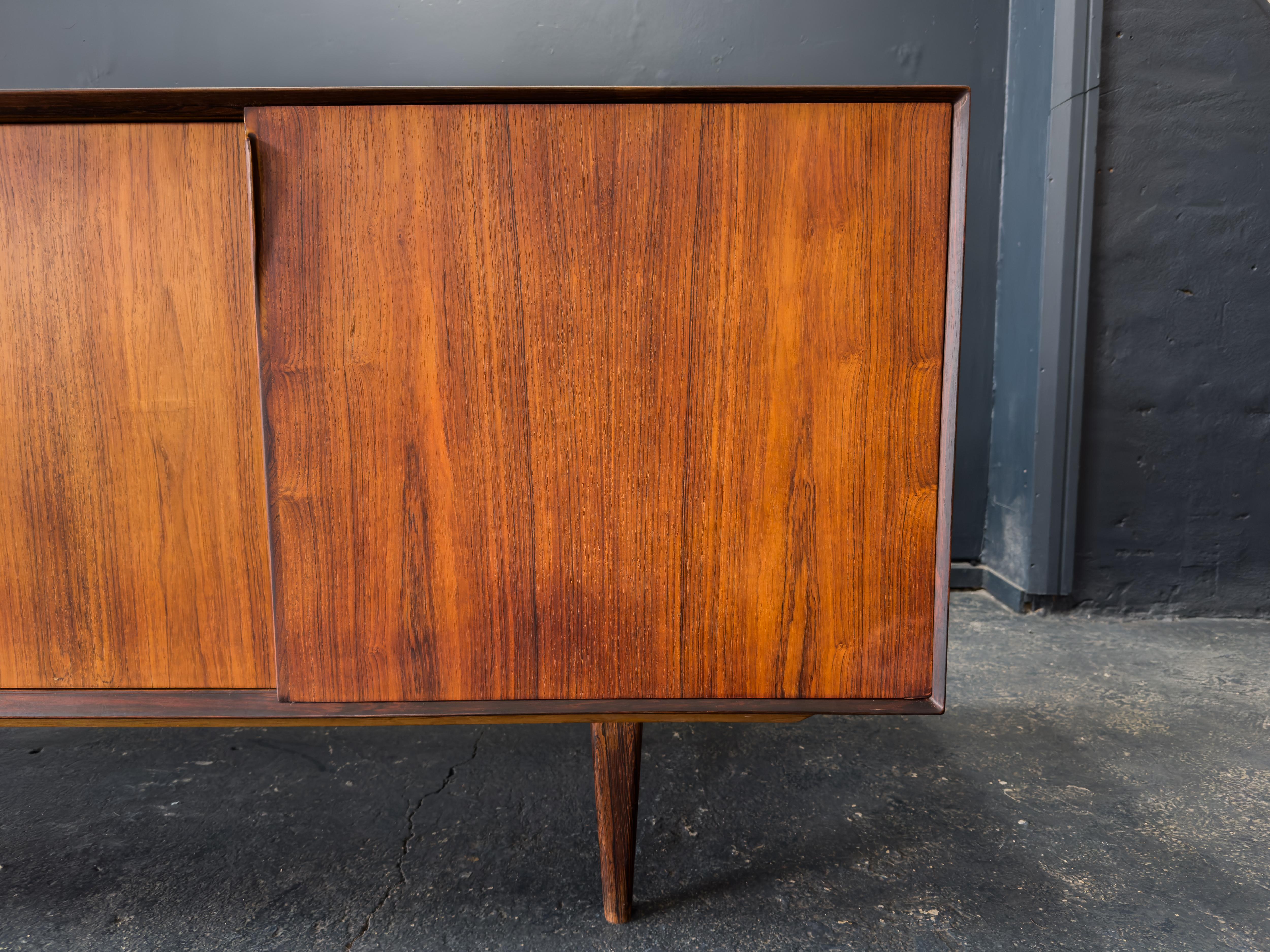 Grand buffet en bois en vente 6