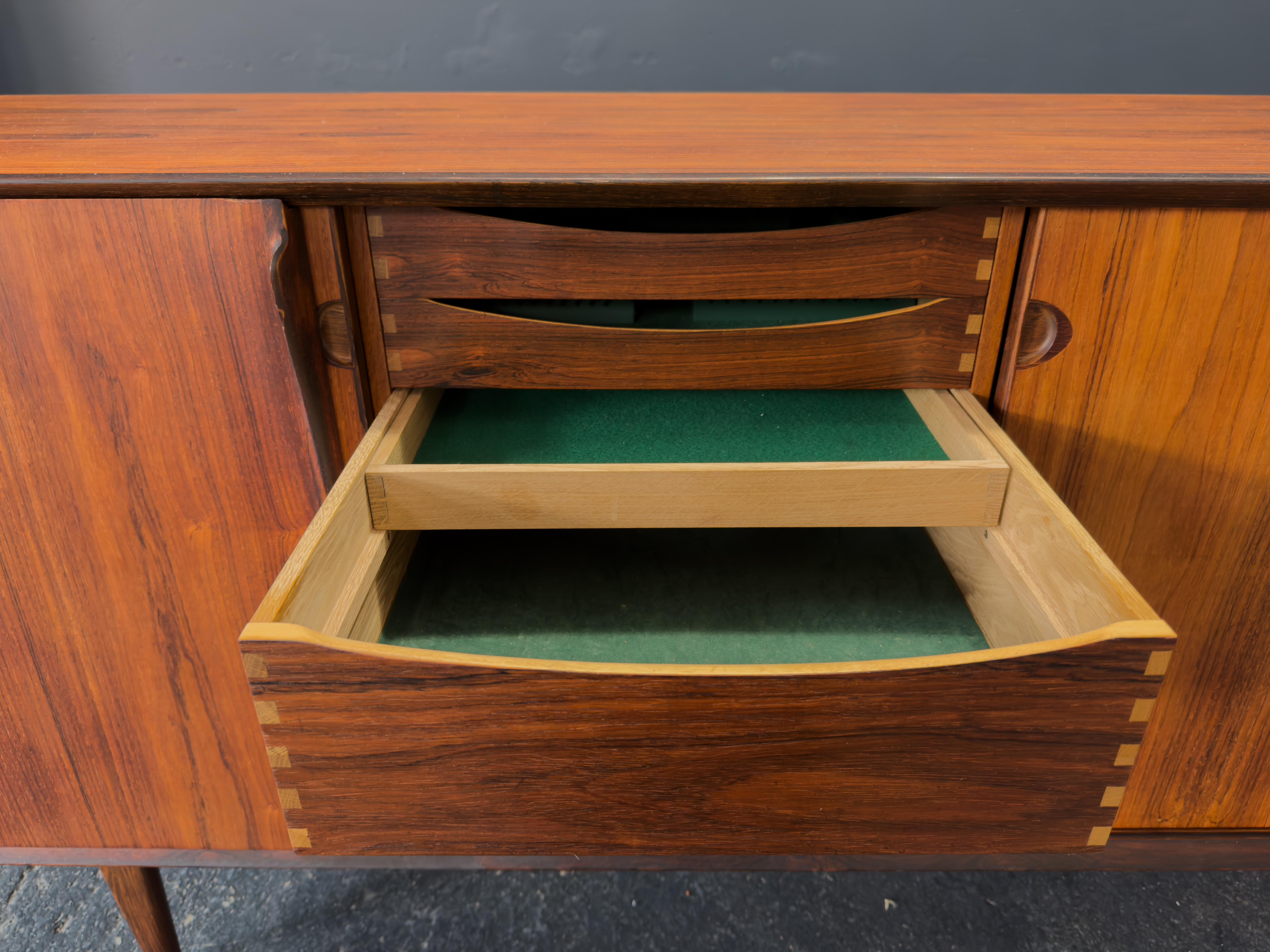 Grand buffet en bois en vente 7
