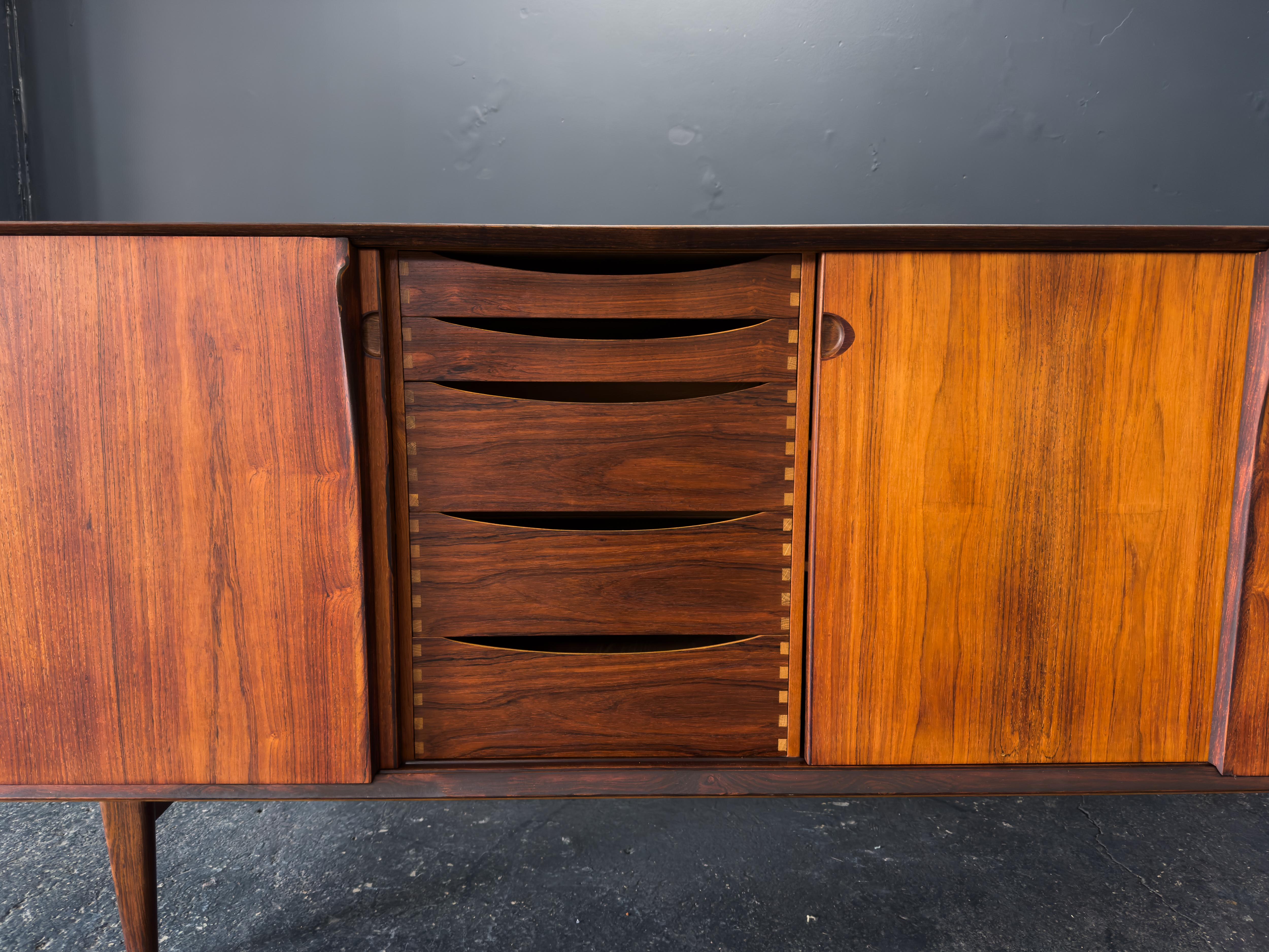 Grand buffet en bois en vente 10