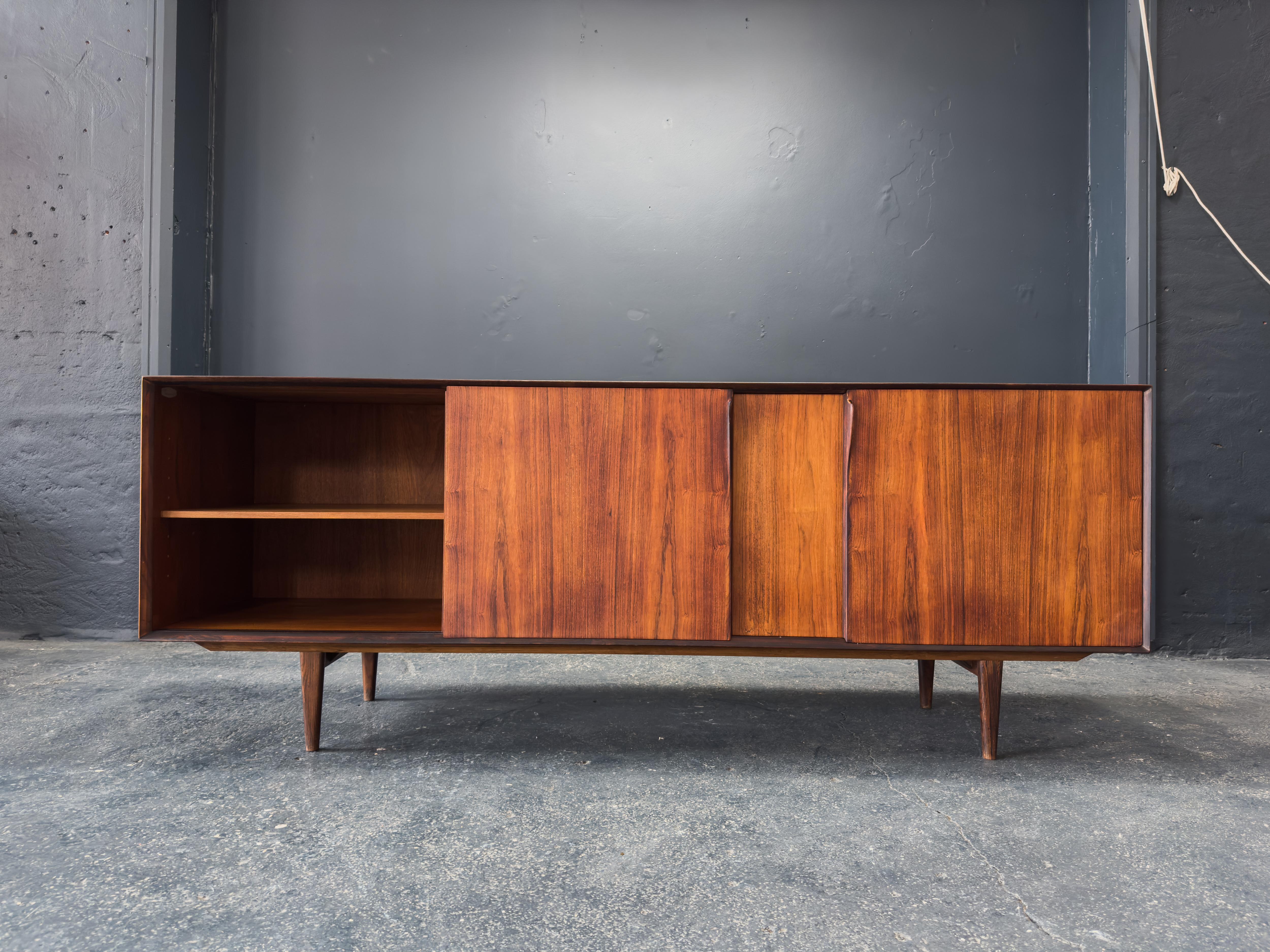 Mid-Century Modern Grand buffet en bois en vente
