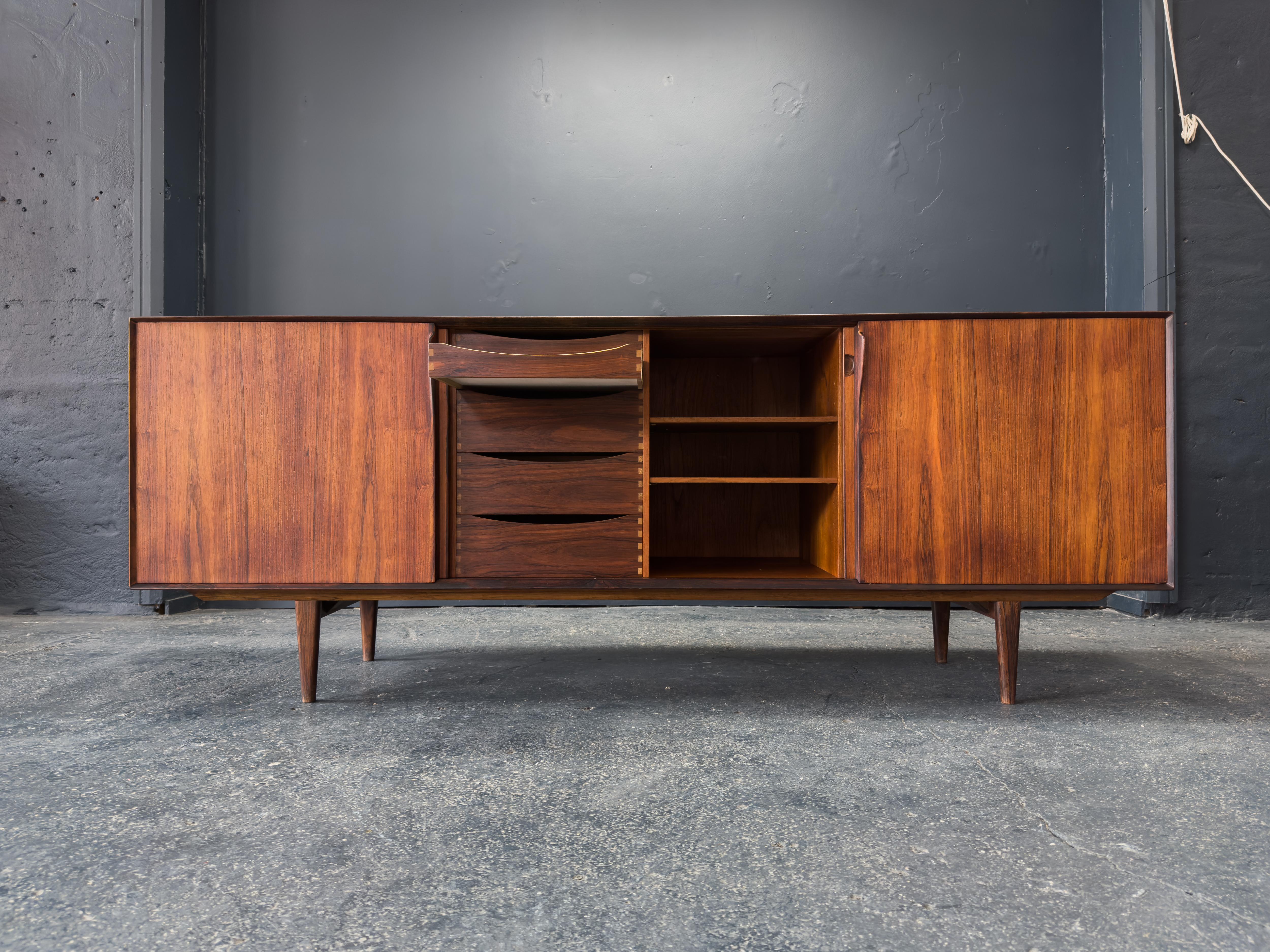 20ième siècle Grand buffet en bois en vente
