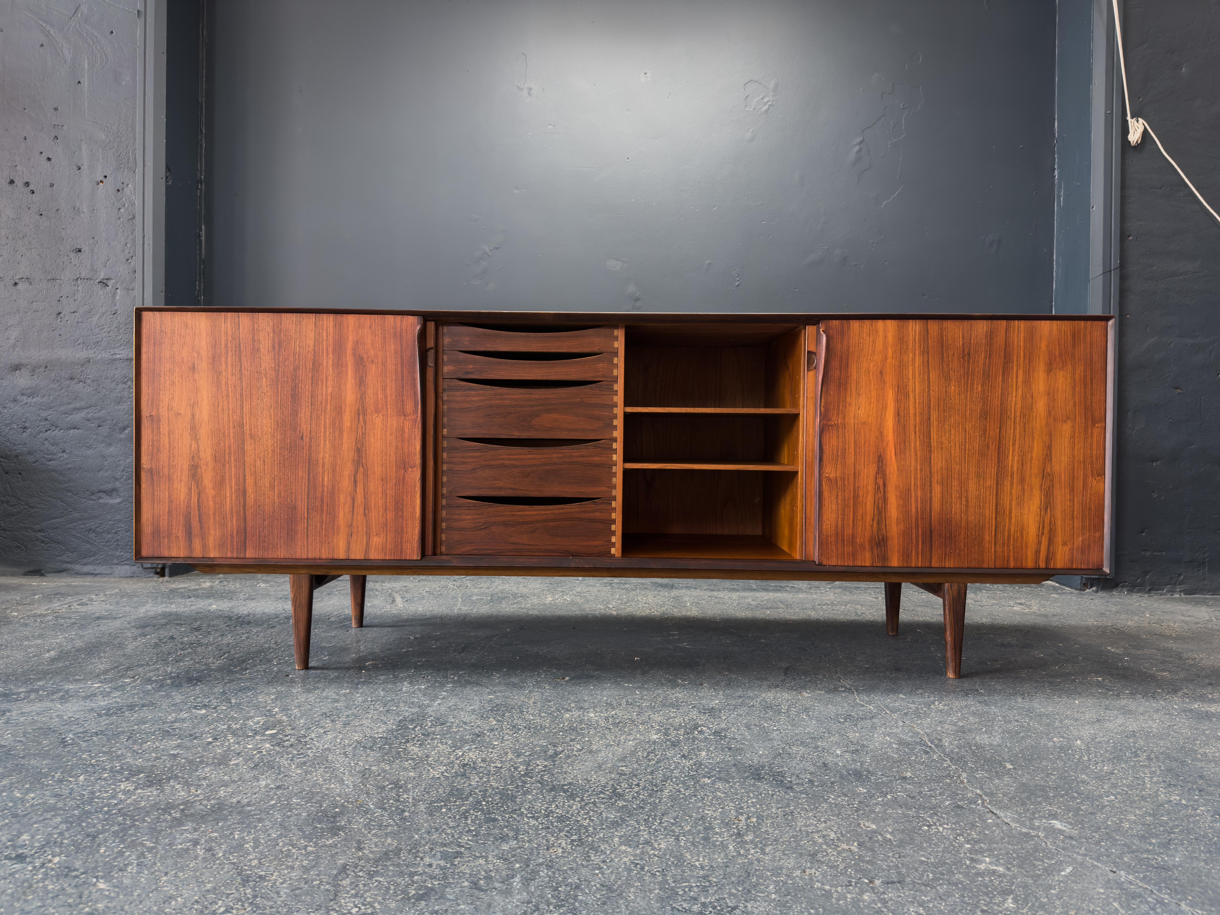 Bois Grand buffet en bois en vente