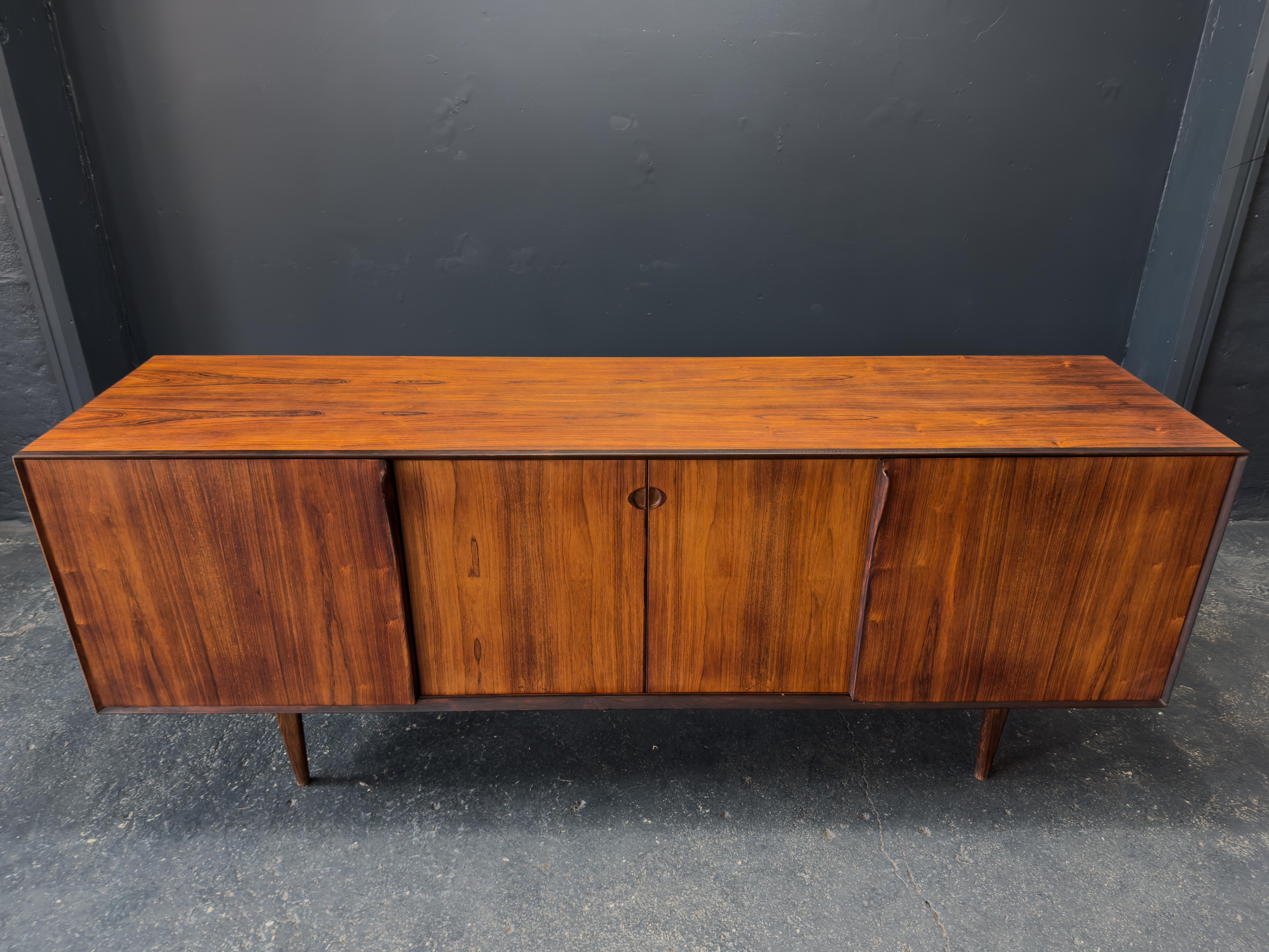 Grand buffet en bois en vente 1