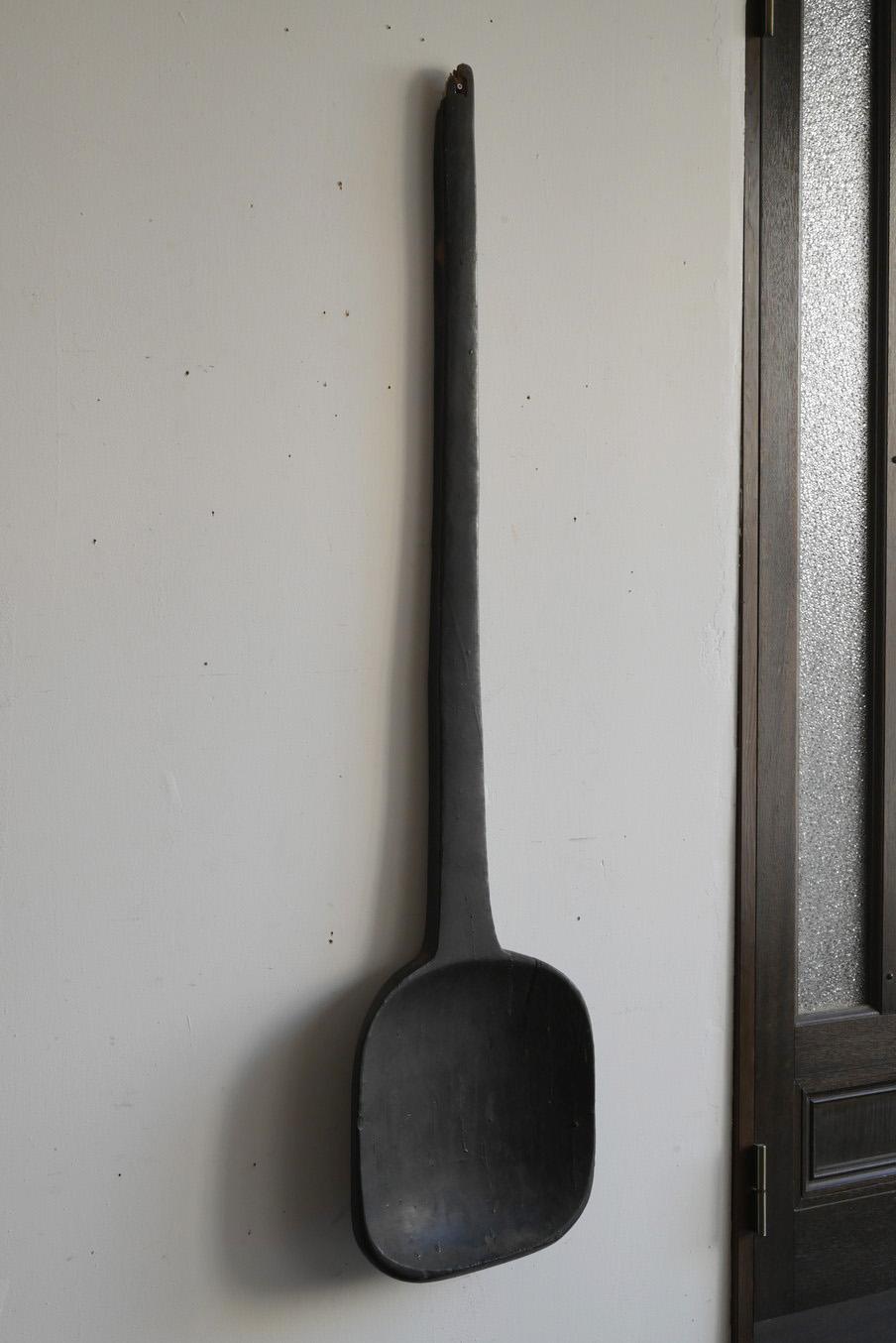 This is a large spatula used by craftsmen who make Japanese lacquerware.
I don't know what the wood material is.
I believe it was made from the early Showa period to the mid-Showa period (1926-1960).
It is thought that it was probably made by mixing