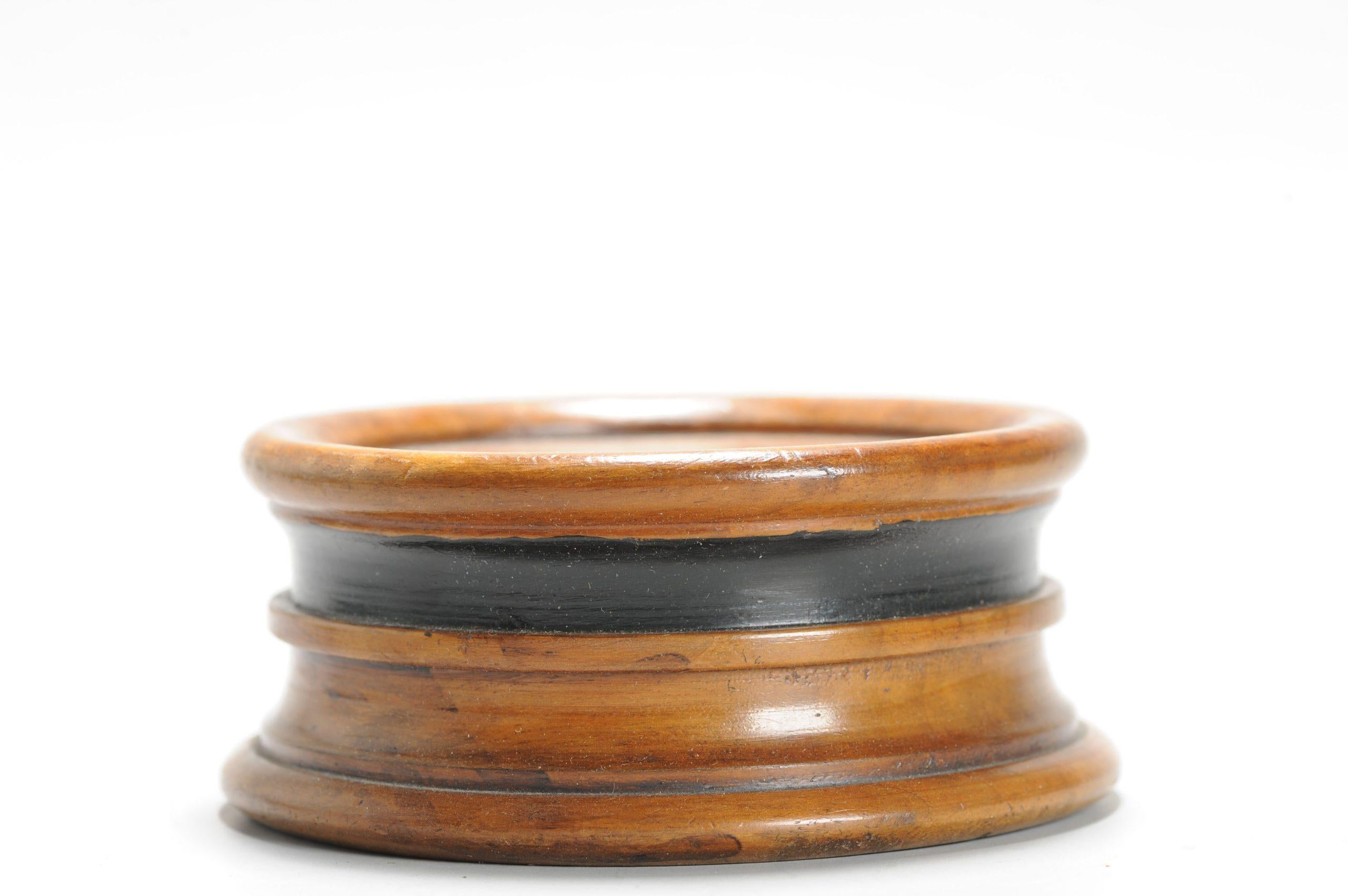 Hier haben wir einen schönen Tellerständer aus Holz

Zusätzliche Informationen:
MATERIAL: Porzellan & Töpferei
Herkunftsregion: China
Zeitraum: 19. oder frühes 20. Jahrhundert
Zustand: Sehr guter Zustand
Abmessungen: Die Größe der nutzbaren Fläche: