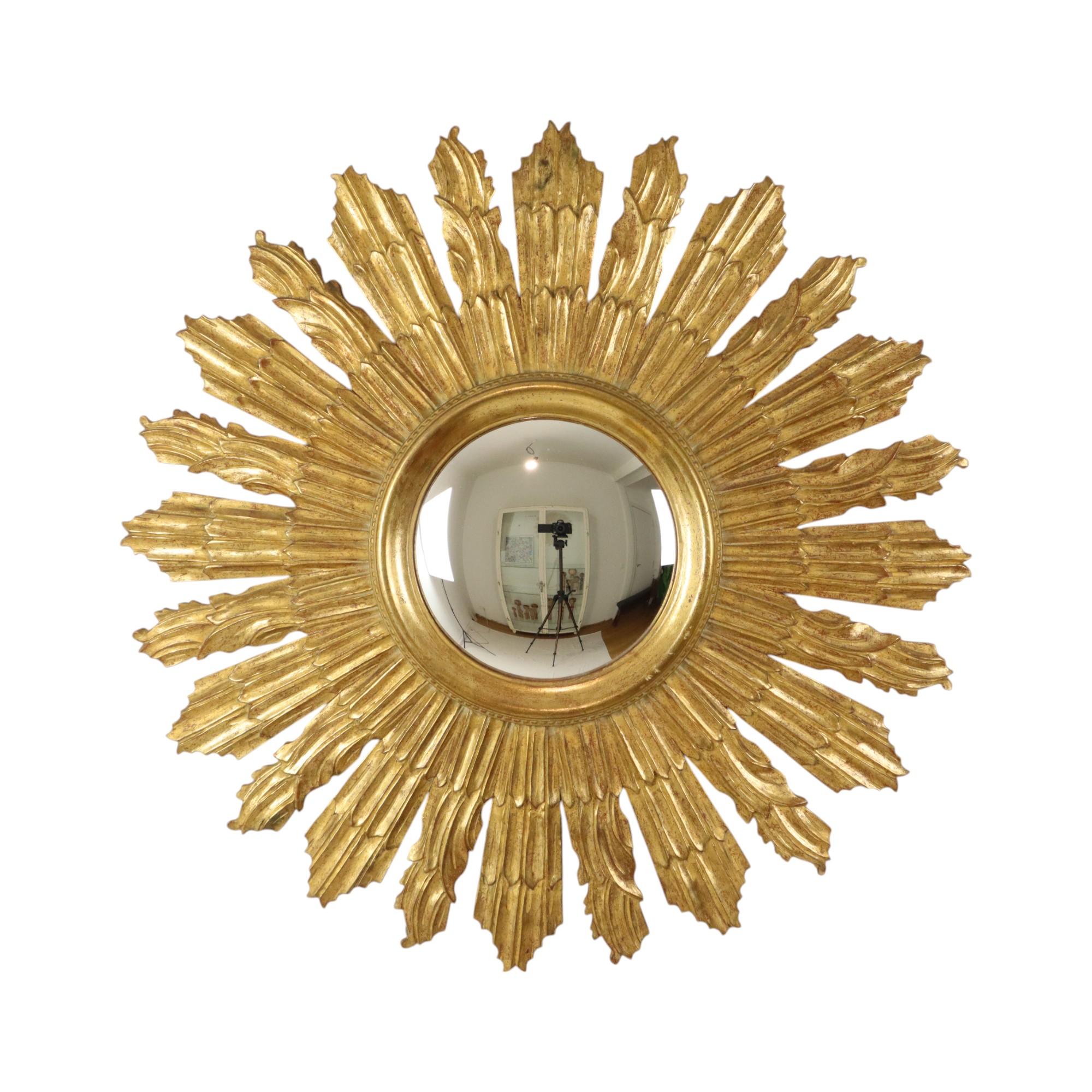 Bellissimo specchio a forma di sole dorato di grandi dimensioni, specchio a raggiera di alta qualità realizzato in legno color oro con un grande specchio convesso, autentico oggetto di design degli anni 60-70.

Un pezzo forte per i tuoi interni,