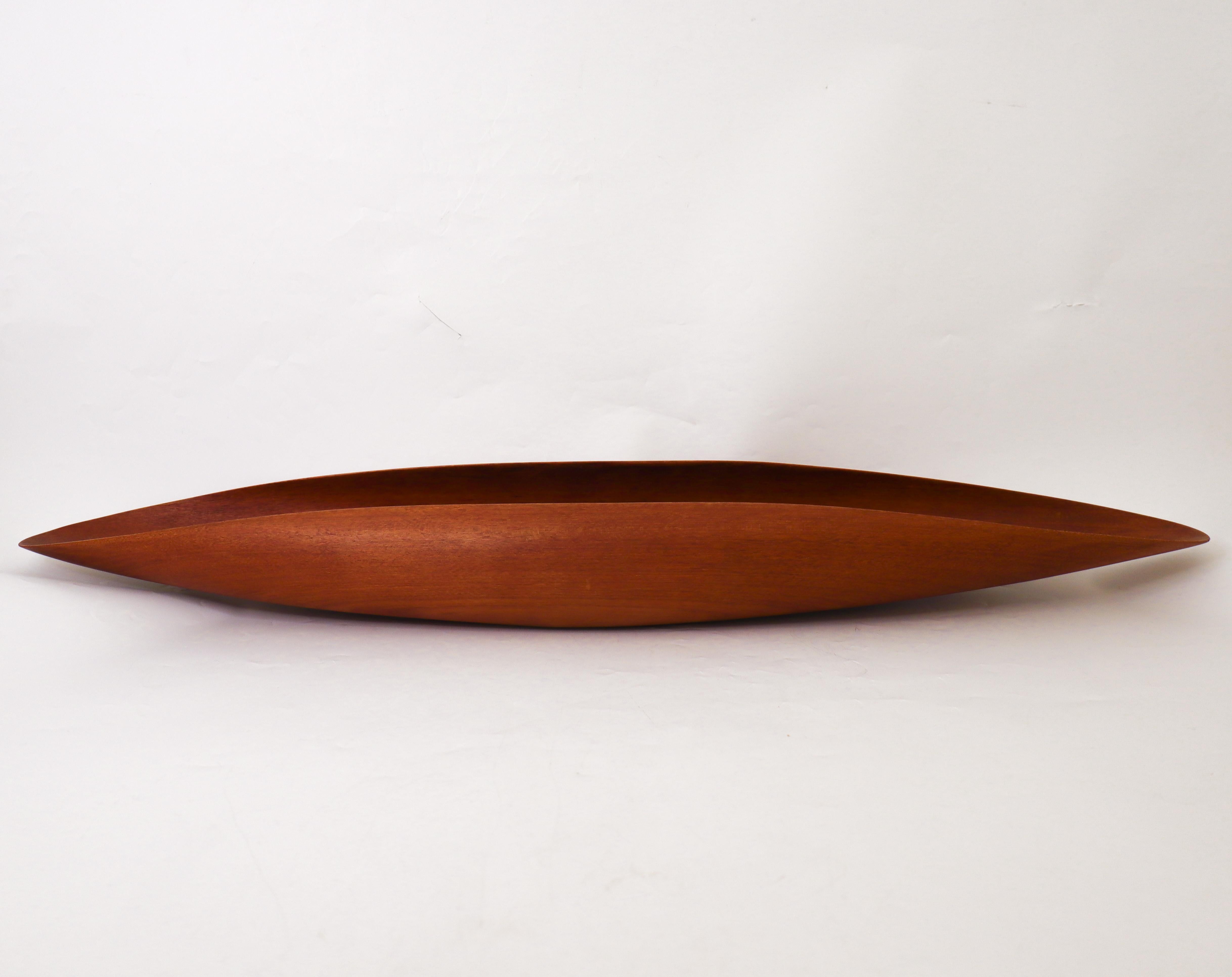Un beau et grand bol en bois de teck conçu par Johnny Mattsson à Gävle, en Suède. Le bol a un diamètre de 70 cm et une largeur de 13 cm. Il est en très bon état, à l'exception d'une petite fissure dans le bois qui n'est presque pas visible si l'on