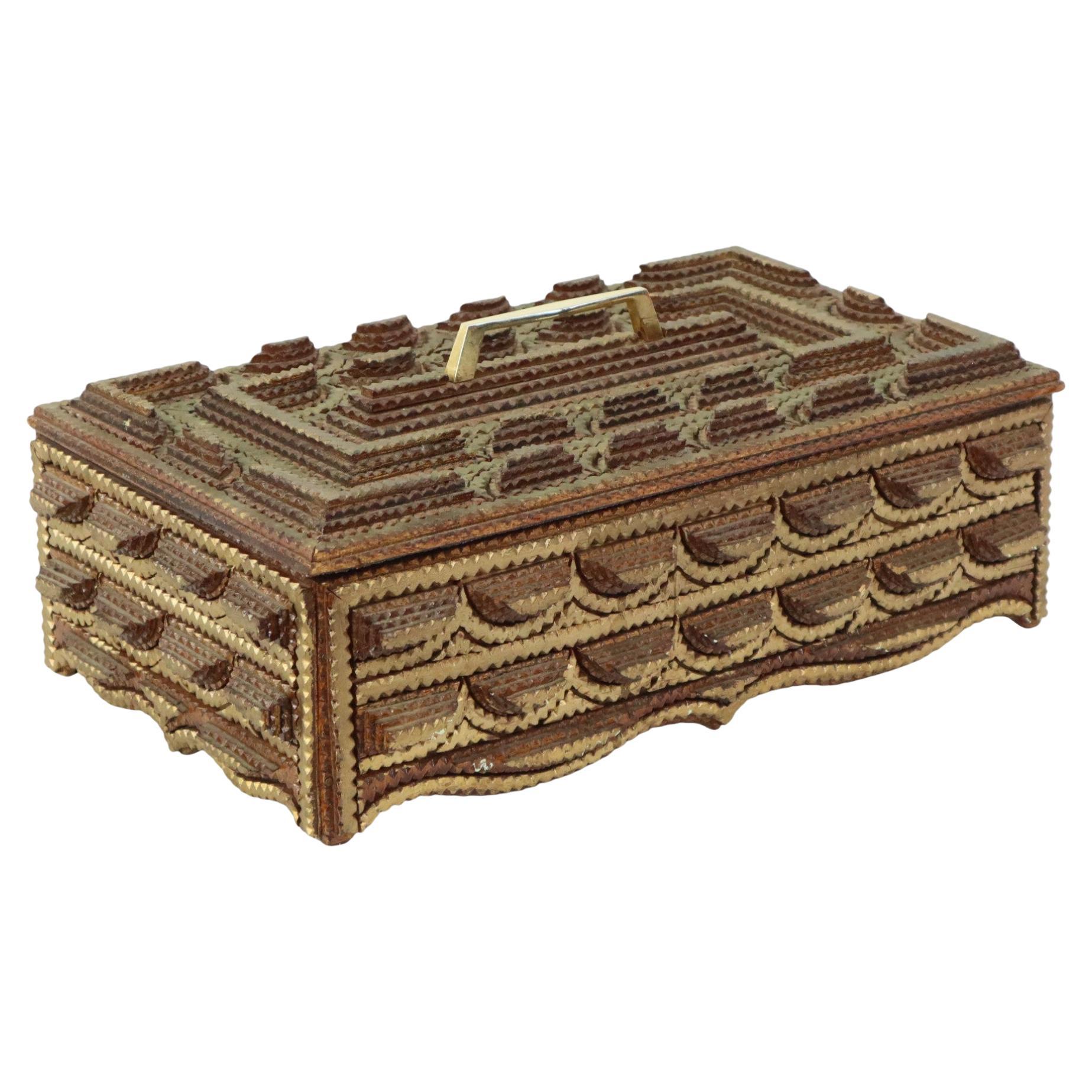 Gran caja de madera Tramp Art Folk Art Oro Siglo XX