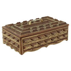 Gran caja de madera Tramp Art Folk Art Oro Siglo XX