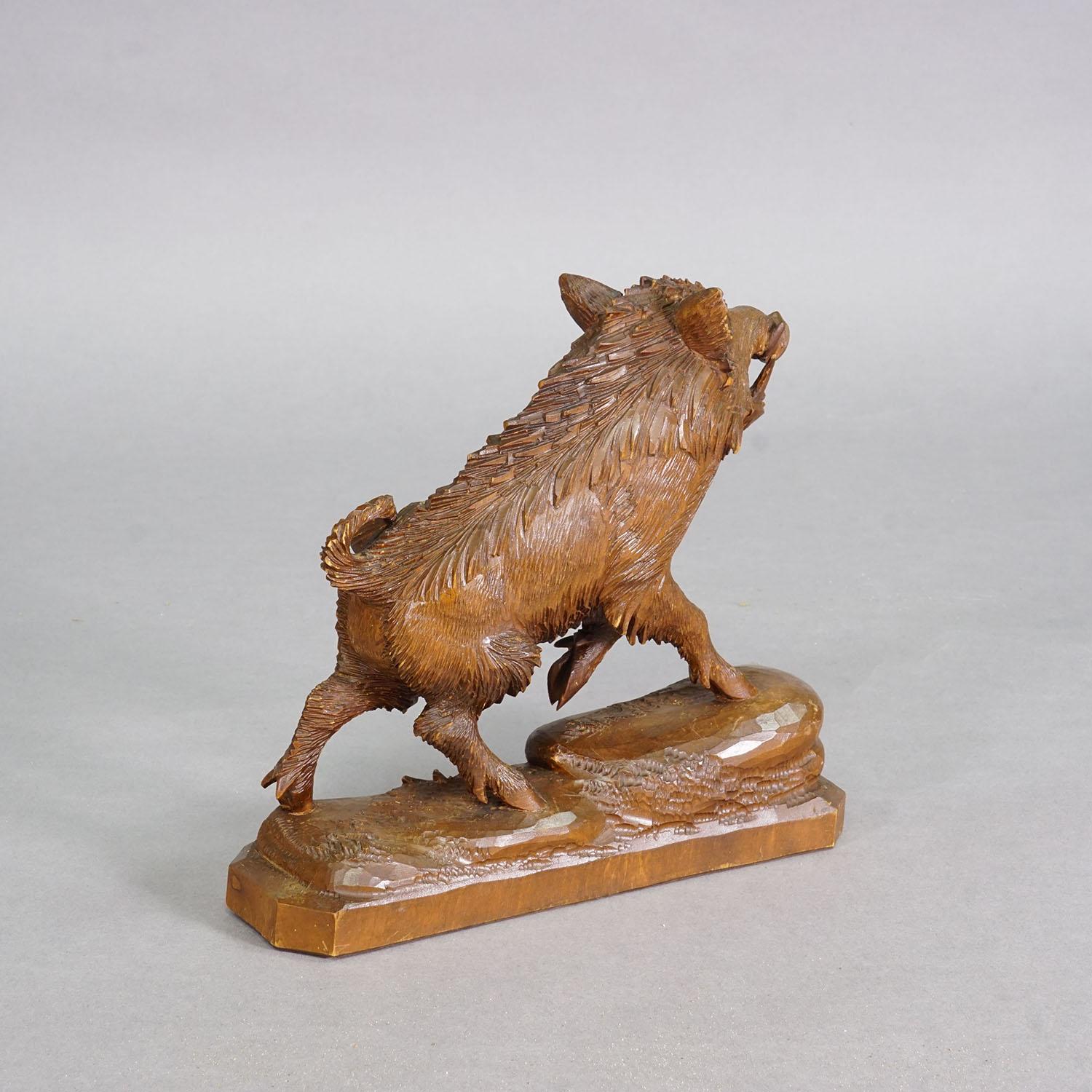 Grosses hölzernes Wildschwein Handgeschnitzt in Brienz ca. 1930er Jahre (Schweizerisch) im Angebot